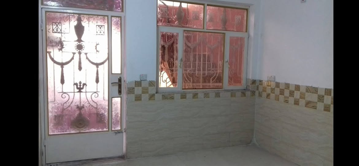 السلام عليكم ...
من رخصة الادمن....
 عمارة سكنيه ( عوائل صغيرة فقط ) مؤلفة من ( ثلاث شقق ارضي و اول و ثاني ) ..
الشقة في الطابق ..(الاخير الثاني.. ) معروضة للايجار ...(خالية من الاثااااث). 

(لبناية جميع شققها متشابهات ) ..
 بناء حديث و موقع مميز.. تحتوي ع غرفة نوم واستقبال ومطبخ و منور وخدمات و يكون خزان الماء وميزانية الكهرباء معزول عن باقي الشقق وتحتوي ع مضخة ماء بوستر ... 
تقع في منطقة العطيفية / الشالجية مجاور نادي الزوراء الرياضي..بداية المظرب..شارع تبليط ومقرنص ..دور موظفي السكك الجديدة ...  قرب اسواق الشالجية ...(الزبيدي سابقااا)  ..
ملاحظه . حاليا الشقة جاهزه للسكن ... وما تحتاج مصرف نهائياااا ...
بسعر 500 الف (خالية من الاثااااث) .... للاستفسار ع الرقم ***********
***********.
للعوائل الصغيرة  فقط ...... وبدون دلالية..
