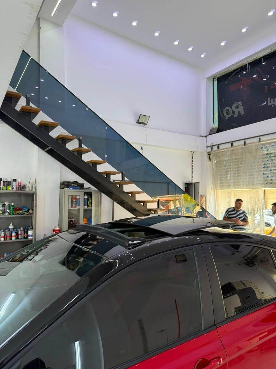 كامري xse 2025
* ⁠* لون أحمر Supersonic Red.
* جنوط رياضية 19 إنش.
* سبويلر خلفي.
* مصابيح LED أمامية وخلفية.
* فتحة سقف بانورامية.
* مرايا كهربائية مع إشارات LED.
* داخلية حمراء Cockpit Red.
* مقاعد جلد رياضية.
* مقعد السائق كهربائي مع ذاكرة.
* مقعد الراكب كهربائي.
* تدفئة وتبريد للمقاعد الأمامية. 
الشاشات والتقنية
* شاشة عدادات رقمية 12.3 إنش.
* شاشة وسطية 12.3 إنش.
* Apple CarPlay و Android Auto لاسلكي.
* شاحن لاسلكي.
* Digital Key (فتح وتشغيل بالجوال حسب التجهيز). 
* نظام JBL Premium Audio.
* 9 سماعات مع ساب ووفر. 
الداتا شو (HUD)
* عرض السرعة والملاحة والتنبيهات على الزجاج الأمامي.
* مقاس 10 إنش. 
* رادار أمامي.
* مثبت سرعة ذكي.
* المحافظة على المسار.
* نقطة عمياء.
* تنبيه حركة المرور الخلفية.
* حساسات أمامية وخلفية.
* كاميرا خلفية. 
* هايبرد 2.5 لتر.
* 225 حصان (دفع أمامي).
* ناقل حركة eCVT.
* صرفية ممتازة تقارب 20 كم/لتر. 

ملاحظة: الـ Dash Cam ليست قياسية في كل سيارات XSE، وغالبًا تكون مضافة من الوكيل 

سعر 270 بي مجال 
رقم ***********
جاملغ صبغ تعديلين بارد صغار
