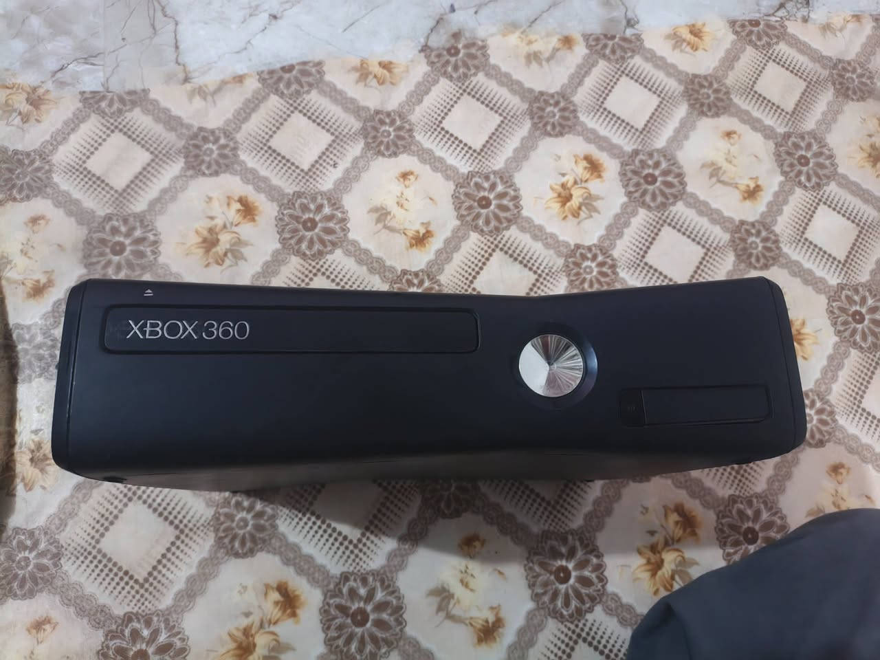 اكسبوكس 360 سلم مهكر كامل الملحقات
تجي وياه محوله وكيبل hdmi ويده واير وحده 
الهارد 250gb بيه 40 لعبة تقريبا
سعر 95 الف شامل التوصيل 
التوصيل لكل المحافظات 
***********
