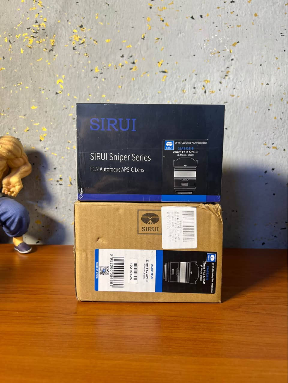 تعد عدسة Sirui Sniper 23mm f/1.2 AF المخصصة لكاميرات APS-C بتركيب Sony E-mount عدسة واسعة وسريعة الاقتصادية. تأتي بفتحة عدسة F/1.2 ممتازة للإضاءة الضعيفة، وبعدل مكافئ يبلغ نحو 35 مم على إطار كامل، مع محرك تركيز تلقائي STM سريع وهادئ يدعم تتبع العين.المواصفات الأساسيةالبعد البؤري: 23 مم (يعادل تقريباً 35 مم)أوسع فتحة عدسة: f/1.2أضيق فتحة عدسة: f/16حجم الحساس: APS-Cتركيب العدسة (Mount): Sony E-mount (متوفرة أيضاً لـ Fuji X و Nikon Z)نظام التركيز: تركيز تلقائي AF مع محرك STMدعم الميزات: تتبع العين Eye AFعدد شفرات فتحة العدسة: 11 شفرة لبوكيه ناعممقاس الفلتر: 58 مممنفذ التحديث: منفذ USB-C على قاعدة العدسة لتحديث البرامج الثابتة (Firmware)الأداء والاستخدامممتازة لتصوير الشوارع، السفر، واللقات اليومية بفضل البعد البؤري المناسب.فتحة العدسة الواسعة f/1.2 تعطي عزلاً قوياً للخلفية وتأثير بوكيه جميل.تصميم خفيف وصغير ومناسب للفيديو والصور مع تحكم جيد في التنفس البصري (Focus Breathing
جديد ***********
السعر 500 بغداد, العراق
