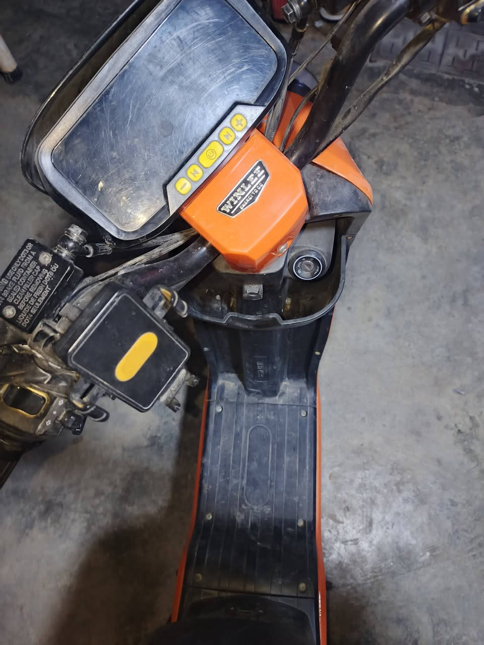 🛵 للبيع دراجة شحن R9سـبورت شركة وينلي
  موديل 2026 
🔋 5 بطاريات دبل 32 أمبير
⚡️ فول مكفول
🛠️ ملاحظة: تحتاج دهن أبرك فقط
📍 المكان: كركوك
💰 السعر: 465 ألف دينار
📱 للتواصل واتساب فقط:
***********
⚠️ للجادين فقط.
