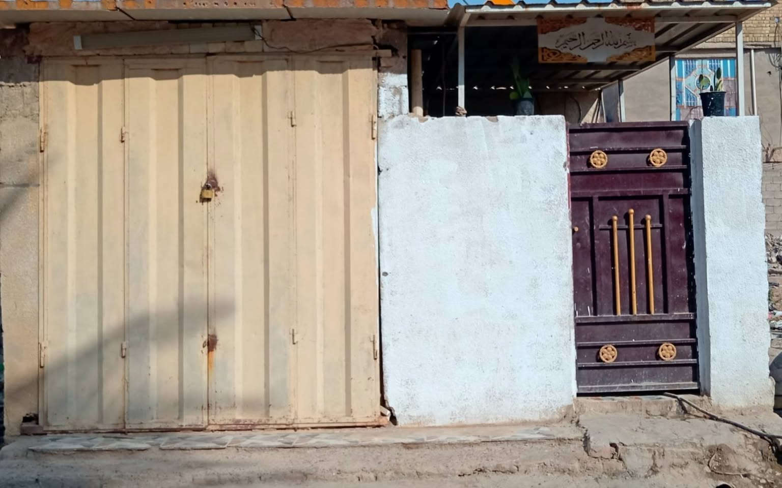 سلام عليكم بيت للبيع المساحة 100 متر بشارع الشمري  اول بيت بل فرع يعني قريب على الشارع تفاصيلة بل صور + غرفة بل الاخير 5×4  ويحتوي على. محل ( الهاتف ***********
