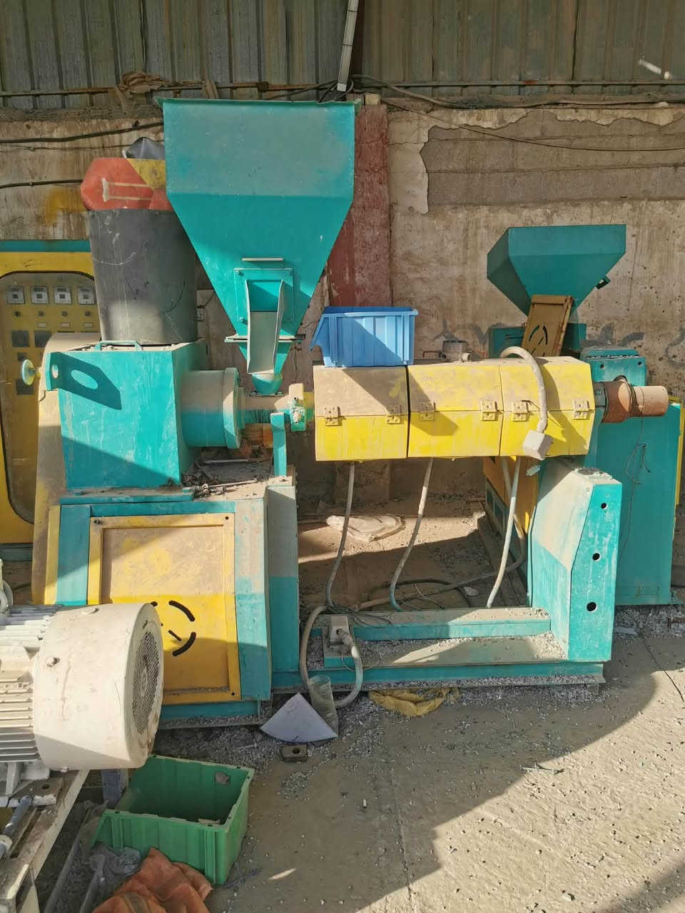 السلام عليكم
مكينه صونده رش كامل ماحقاته وشغاله 
مكينه صغير  تشتغل بولي اثلين وبي في سي 
ثرامه حجم كبير 
خلاط ومجفف مواد 100 ك 
مكينة بوري كهرباء ايطالي فقط برينه وكير بوكس موجود 
للتواصل *********** واتساب 
بغداد

نص مكتوب في الصور:
- للبيع مكينة خرطوم مياه جاهز للعمل إنتاج عالي .. أداء ممتاز .. استثمار مربح مناسبة لإنتاج خرطوم المياه بمختلف الأحجام محرك قوي وعالي الكفاءة إنتاجية عالية وثابتة تصميم متين وطويل العمر سهل التشغيل والصيانة موفر للطاقة تفاصيل الآلة منظر جانبي منظر خلفي آلة جاهزة للعمل فوراً جميع الأجزاء بحالة ممتازة موقع مناسب وسهل النقل للاستفسار والشراء
- للبيع مكبس وخلاط البلاستيك كامل ومنظف وجاهز للعمل قوة وكفاءة عالية مناسب لإعادة تدوير البلاستيك إنتاجية ممتازة هيكل قوي ومتين جاهز للعمل مباشرة مناسب ل : مصانع اعادة التدوير تكسير البلاستيك إنتاج حبيبات البلاستيك المشاريع الصغيرة والمتوسطة سهل النقل والتركيب إمكانية التجربة قبل الشراء كامل الملحقات حالة جيدة ومستعمل نظيف