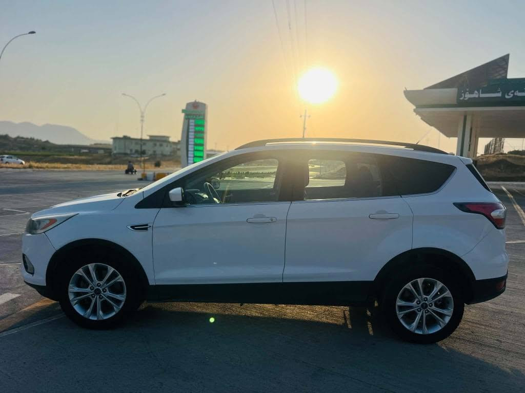 فۆرد ئیسکەیپ    ford escape
 مۆدێل ٢٠١٧
مەکینە ١.٥ مرغوب 
مواسەفات se
 جەمەلاغ و بۆنیت بۆیاخ یەک پەڵە کارت کاری هەیە
ماڵی دۆستەو زۆر پاکە
تەنها ١٠٤ هەزار رۆیشتووە سەنەوەی نوێیە
نرخی ٨٨ گەڵاو کەمێک مەجال
ژ.مۆبایل /***********
ئەگەر کریار نیت بێزارمان مەکە بشدار, السليمانية
