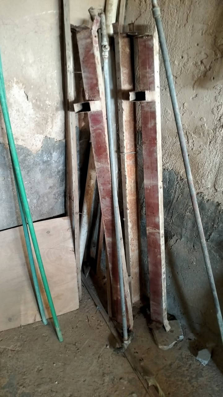 جينكو طول 4 ونص عدد 4
فنرات ثنين نضاف 
بيبان حديد عدد 4
مجموعه شخاط
طبقات حديد ثنين
***********
