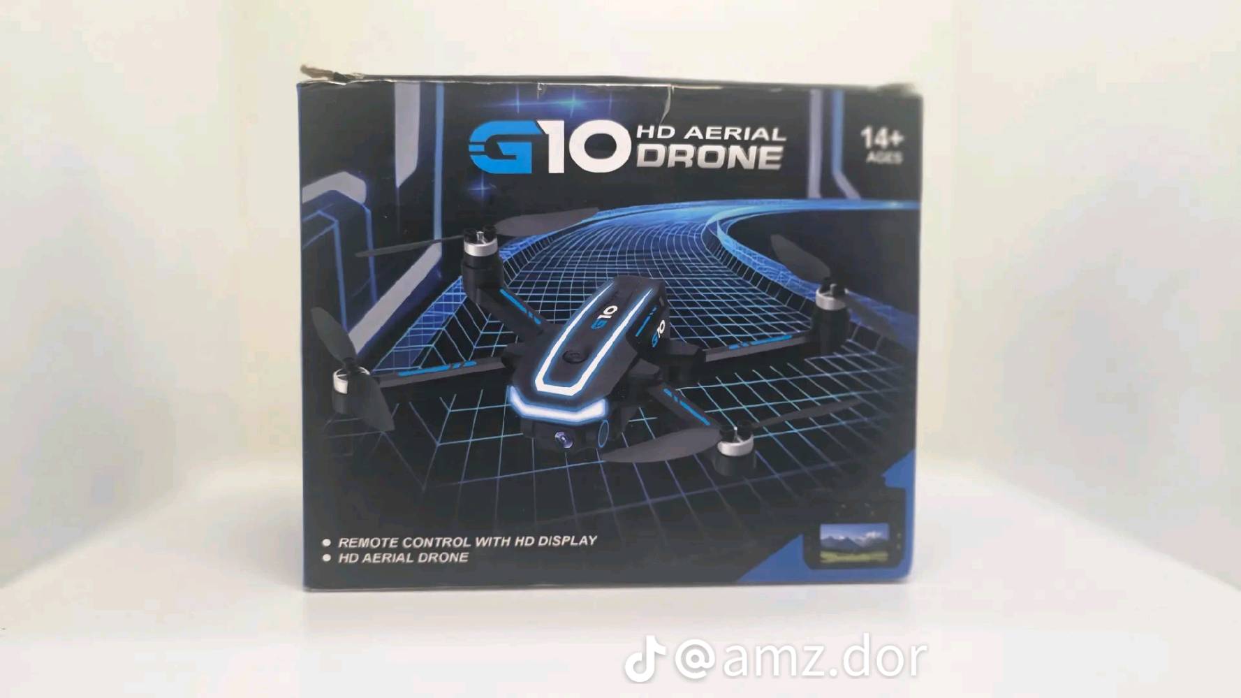 إليك المواصفات الفنية الكاملة والنهائية لطائرة الدرون G10 GPS المتقدمة (التي تأتي مع شاشة مدمجة في جهاز التحكم)، وهي النسخة الاحترافية الأكثر طلباً مقارنة بالنسخ اللعبة المصغرة:📷 نظام التصوير والكاميرادقة الفيديو والصور: كاميرا 4K UHD حقيقية تلتقط بدقة تصل إلى 3840×2160 بكسل.زاوية الرؤية (FOV): عدسة واسعة النطاق بزاوية 120 درجة لتغطية مساحات أكبر.التحكم بالزاوية: محرك ميكانيكي مدمج يسمح بتعديل زاوية الكاميرا عن بعد بمقدار 90 درجة (لأعلى وأسفل) أثناء الطيران.التثبيت الرقمي: دعم نظام EIS (تثبيت الصورة الإلكتروني) لتقليل الاهتزازات أثناء الهبوب المفاجئ للرياح.التخزين: تدعم تركيب كارت ذاكرة خارجي Micro SD (تأتي مرفقة في بعض العبوات).🔋 الأداء والبطارية والمحركنوع المحركات: محركات Brushless (بدون فحمات) تقدم سرعة عالية، عمر أطول، ومقاومة ممتازة للرياح.زمن الطيران: يصل إلى 45 دقيقة إجمالاً (عند استخدام البطاريتين الذكيتين المرفقتين في الحقيبة، بمعدل 22-25 دقيقة لكل بطارية).نوع البطارية: بطارية ليثيوم بوليمر (Lithium Polymer) ذكية قابلة لإعادة الشحن عبر منفذ USB.🎮 جهاز التحكم والاتصالالشاشة المدمجة: ريموت كنترول متطور يحتوي على شاشة FHD مدمجة بحجم 4.5 بوصة.ميزة الشاشة: تعرض البث المباشر للكاميرا فورياً وبدون تأخير، ولا تحتاج نهائياً لربط الطائرة بالهاتف أو استخدام تطبيق.تقنية الإرسال: اتصال 5G FPV لضمان نقل الصور لمسافات طويلة وبث مستقر.🌐 المستشعرات والأنظمة الذكيةنظام الملاحة: نظام GPS مزدوج لتحديد المواقع بدقة فائقة في الفضاء الخارجي.العودة التلقائية (GPS Auto-Return): تعود الطائرة تلقائياً لنفس نقطة الانطلاق في 3 حالات (عند ضغط زر العودة، أو عند ضعف البطارية، أو عند فقدان إشارة الريموت).أنظمة التتبع الذكي:Follow Me (تتبعني): ملاحقة المستخدم تلقائياً أثناء حركته وتصويره.Orbit Mode (الطيران الدائري): الدوران حول مجسم أو شخص بدائرة مثالية لالتقاط لقطة سينمائية.Precise Hovering: الثبات والوقوف المستقر في الهواء عند ترك عصا التحكم.📐 الوزن والتصميمالوزن: أقل من 249 غرام (تصنيف خفيف جداً، مما يعفيها من قوانين التسجيل الإجباري للطائرات المسيرة في معظم الدول).التصميم: هيكل مصنوع من بلاستيك ABS المتين المقاوم للصدمات، مع أذرع قابلة للطي بالكامل لسهولة وضعها في الحقيبة.📦 محتويات العلبة القياسيةطائرة درون G10.جهاز تحكم مزود بشاشة 4.5 بوصة.حقيبة يد مخصصة ومضادة للصدمات للحمل.عدد (2) بطارية ذكية.مراوح احتياطية ومفك براغي صغير.كابل شحن USB (تواصل وياي وأنساب رقمي ***********