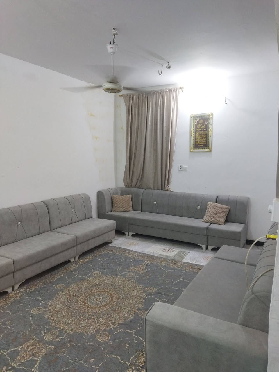 سلام عليكم بيت البيع مساحه 120متر يحتوي لبيت عله ستقبل ومطبخ وصاله وغرفتين حمامات ثنين مكشوفات ثنين بناه بلوك سكف صب كنكريت مسلح رضيت البيت بورسلين مكان لبيت مقابيل قريت الغدير بشارع المسسه وهذا رقم ابو لبيت ***********السعر 33مليون معه المجال
