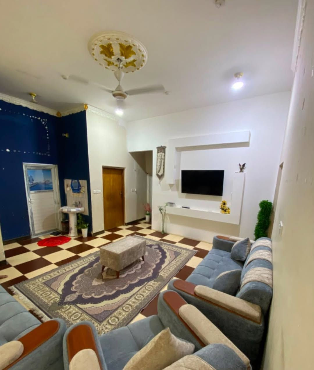 بيت مع شقه زراعي للبيع مساحه 200م في حي الامير نهايه شارع الجامع البيت محتوياته كراج استقبال مطبخ غرفتين صاله مخزن مجموعه صحيه خارجيه وداخليه ومناور ثنين. الشقه تحتوي على مطبخ صاله غرفه و مجموعه صحيه. 
للأستفسار ***********
