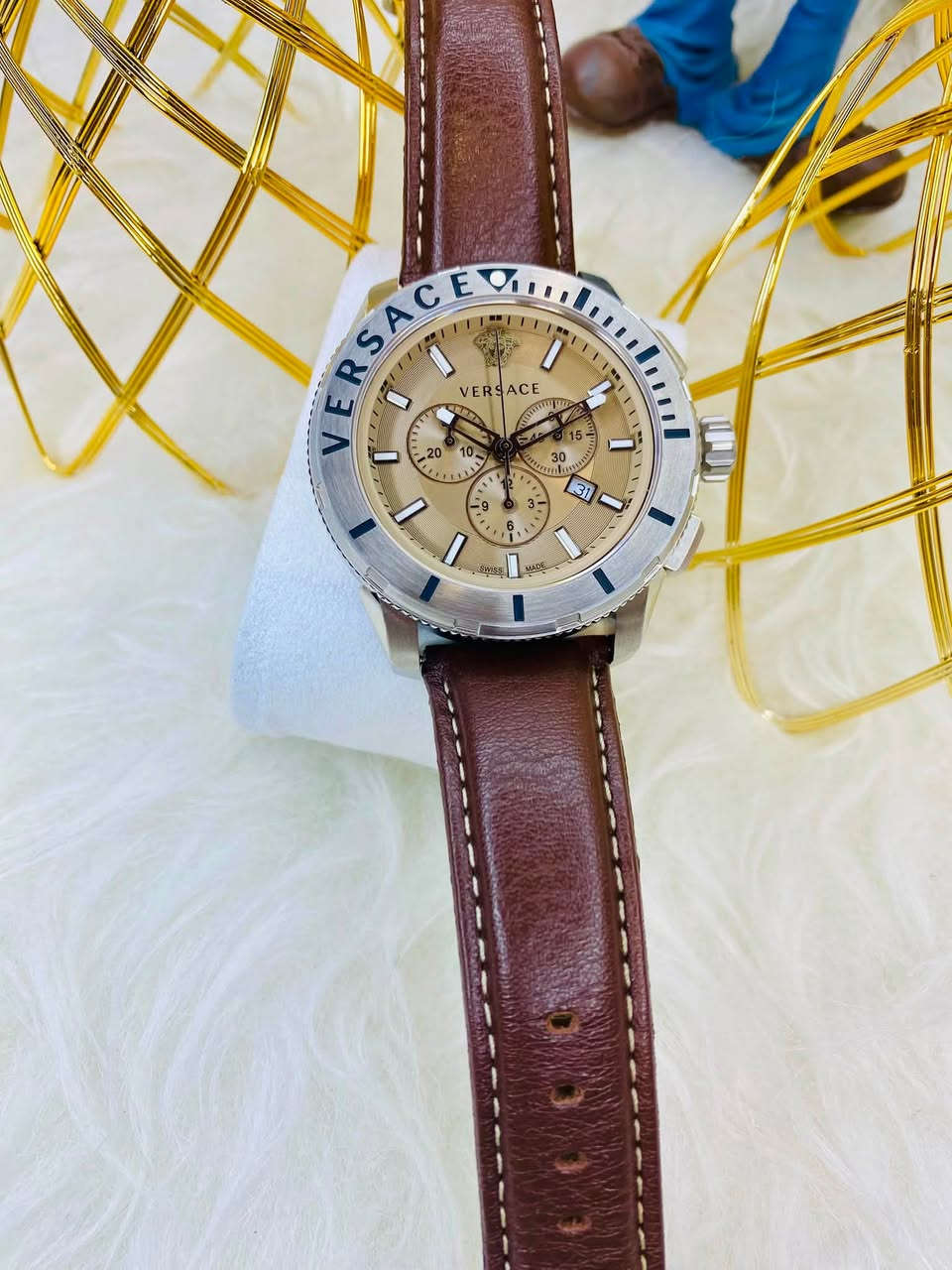 🔥🔥 لأصحاب الذوق الراقي… هاي الساعة غير! 🔥🔥
⌚ VERSACE رجالية فخمة
ستايل أنيق، حجم مميز، وتفاصيل تخليها تبرز على المعصم 👌✨

💎 مواصفاتها:
🤎 سير جلد قهوائي
✨ مينا بيجي بتفاصيل ذهبية
📏 قطر 48 ملم
⏱️ كرونوغراف
📅 نافذة تاريخ Date
⌚ Double Time
⏱️ سنتر ثواني منفصل
💎 زجاج Sapphire مقاوم للخدوش
🔩 ستانلس ستيل بالكامل
💧 مقاومة للماء

🔥 ساعة تنطي فخامة وحضور قوي باليد
🎁 تنفع إلك أو هدية مرتبة لشخص عزيز عليك.

📲 للشراء والاستفسار راسلنا مباشرة:
واتساب / ماسنجر
***********

⚡ لا تتردد… إذا عجبتك راسلنا وخلي التفاصيل علينا!
📩 الطلب متوفر عبر المراسلة
