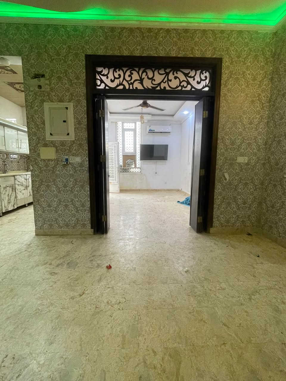🏠 للبيع مشتمل سكني في حي السكك – قرب تربية سامراء
📐 المساحة: 108 م²
📏 الواجهة: 6 م × النزال: 18 م
📍 الموقع: حي السكك، قرب تربية سامراء
🛣️ شارع: 10 م – مُبلّط

🛏️ عدد الغرف: 3 غرف
✨ غرفتان سويت مع صحيات

🔑 المشتمل فارغ وجاهز للسكن فوراً

📞 للاستفسار عن السعر وباقي التفاصيل:
عبد القادر الورد: ‭***********‬
خالد السامرائي: ***********
