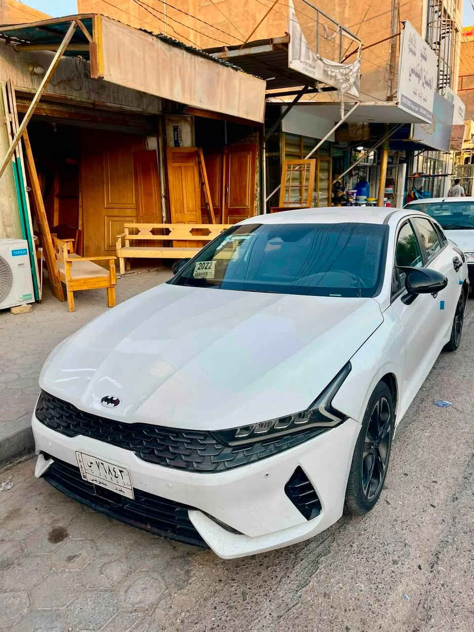 للبيع سيارة KIA K5
موديل 2021، تجمع بين التصميم الرياضي الأنيق والاعتمادية العالية. السيارة استخدام شخصي, نظيفة جداً من الداخل والخارج، ومخدومة بالكامل وجاهزة للاستخدام الفوري بدون الحاجة لأي مصاريف إضافية.سنة الصنع: 2021عداد الممشى: 190 ألف كيلومتر (ممشى حقيقي).
المواصفات: فول مواصفات أعلى صنف (باستثناء السقف)، 
• شاشة عرض لمس متطورة مع نظام ملاحة وكاميرا.
•رادارات وأنظمة أمان متكاملة للمساعدة في القيادة.
•تشغيل ذكي (بصمة) وتشغيل عن بُعد.
•صالون داخلي بحالة الوكالة وتكييف جديد.
•جنوط (ويلات) ألومنيوم رياضية مميزة حجم 18 رياضي.

الحالة الميكانيكية: المحرك سليم، الكير، والتبريد بشرط الفحص الكامل في أي مكان يختاره المشتري.
تعرضت الى ضرر خفيف في الجاملغ الخلفي مصلح مسبقاً
-الموقع: [النجف].
السعر: [122$] (قابل للتفاوض البسيط مع الشراي الجاد).السيارة للمستخدم الذي يبحث عن الفخامة والراحة على الطريق بسعر مناسب.📱 للتواصل والاستفسار (اتصال أو واتساب): [***********]
