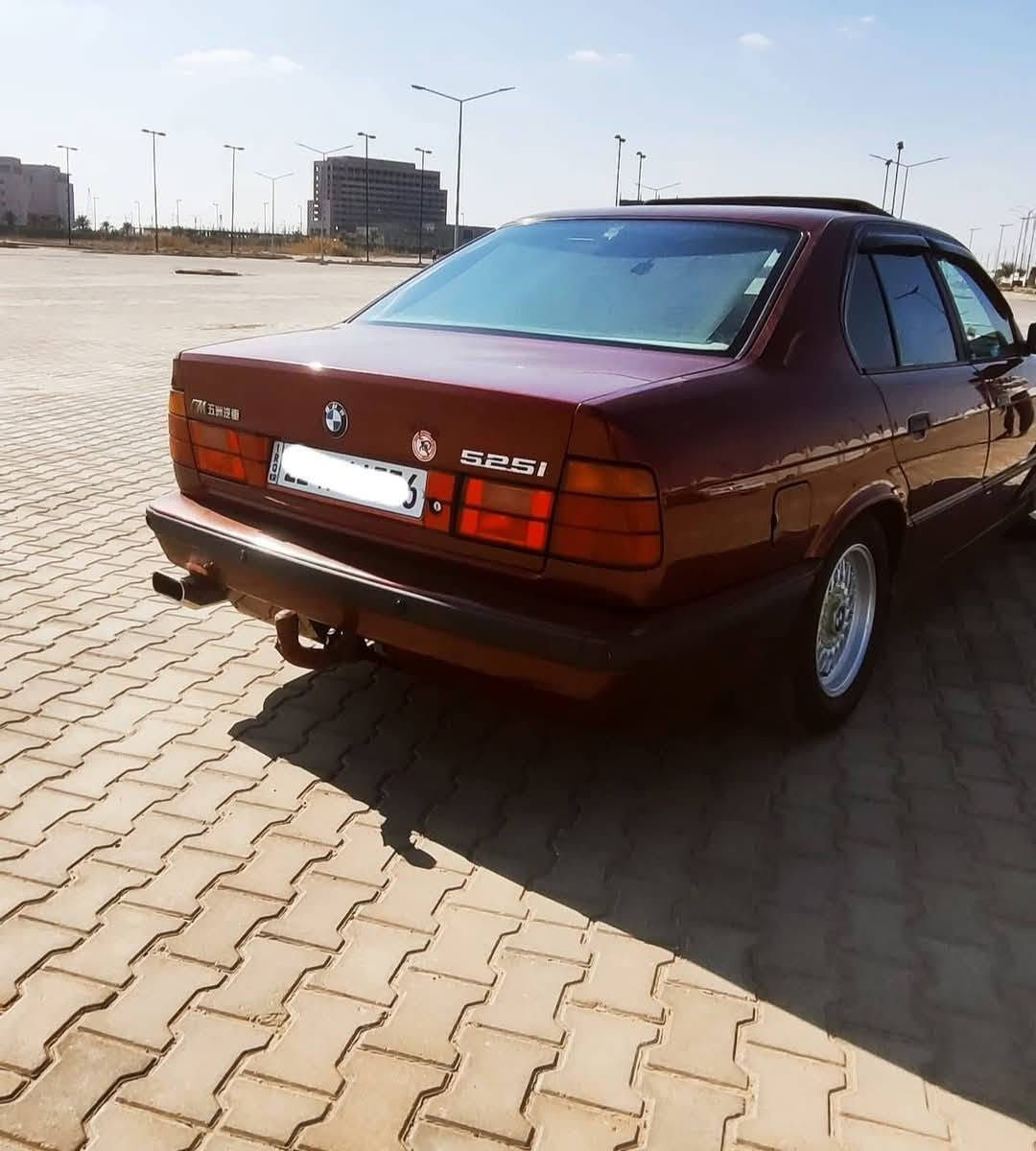 السلام عليكم               
BMW E34  525  
 موديل 1994 مكينه مسكر فانوس  سياره جاهزه وبلاديه بدون صبغ ماعدا قماره اثر جراد رقم اربيل دولي تبريد شغال كهربائيات كله بلاديه  سعر 95 وبيه مجال  العنوان البصرة الهارثه
 للأستفسار :***********

نص مكتوب في الصور:
- %52 11:09 الأصدقاء المقربون قصتك