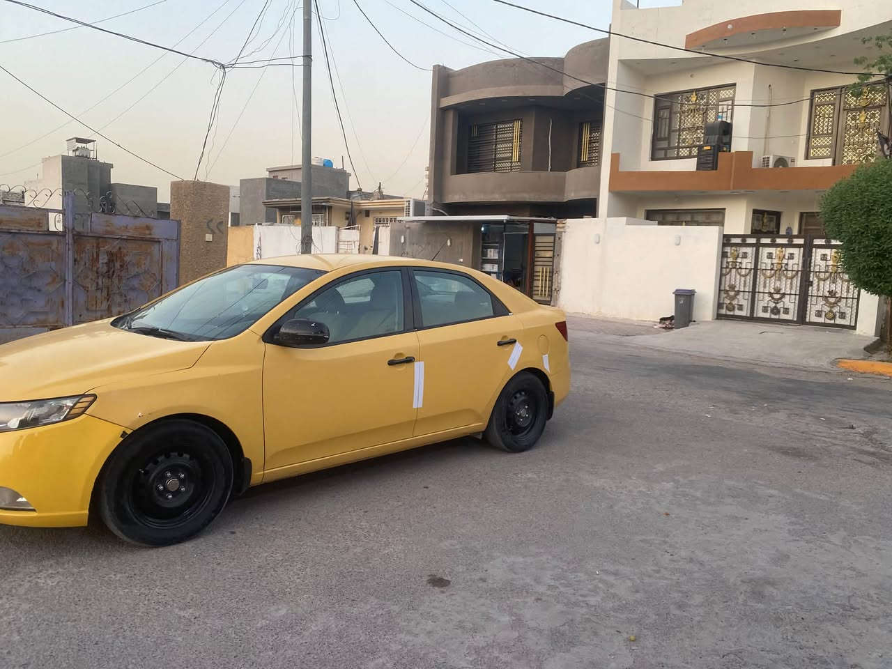 السلام عليكم شباب
فورتي موديل ٢٠١٣ 

مكينه جديده قبل ٣ اشهر شاده السياره ليبل واحد حادثه حافه البنية وراجع نفسه مابيه اي نقص السياره مكاني بغداد المدائن قرب قاعه أوسكار 

السعر ٧٨

 ***********
