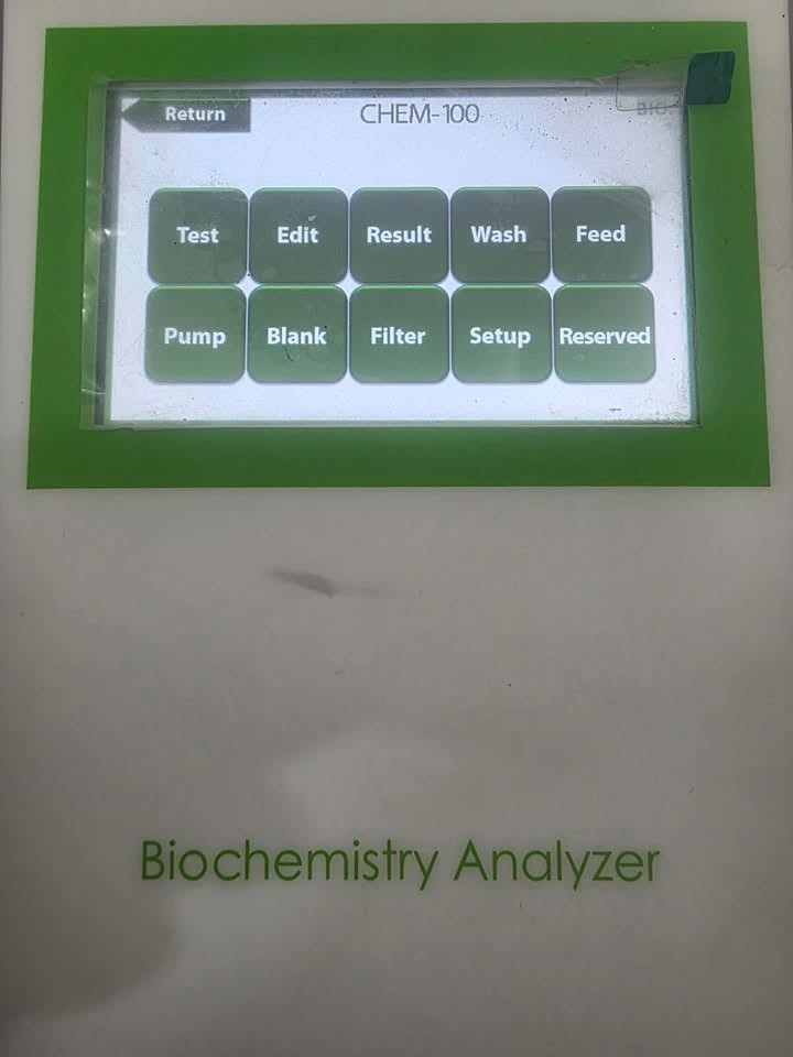 الجهاز مستعمل فتره قليله جدا ونظيف / شغال 100% مع تجربة والفحص
(Semi-Automatic Biochemistry Analyzer) Chem 100 (Gesan / Gesan Chem 100)
نوع الجهاز: Semi-Auto Biochemistry Analyzer (نظام مفتوح Open System يقبل العمل مع محاليل كافة الشركات).
 طرق الفحص (Assay Methods): يدعم قياس (End Point, Fixed Time, Kinetic, Multi-Point, Blank Subtraction).
 واجهة الاستخدام: شاشة لمس ملونة (Touchscreen) تفاعلية وسهلة الاستخدام، مع قوائم مخصصة للفحص، التعديل، وسحب المحاليل.
 الحاضنة المدمجة (Built-in Incubator): يحتوي على فتحات تحضين أنابيب مدمجة في جسم الجهاز لتثبيت درجة الحرارة (37°C) قبل القراءة.
 الطابعة الداخلية: مزود بطابعة حرارية مدمجة (Built-in Thermal Printer) لطباعة النتائج فوراً.
 الخلية الضوئية ونظام السحب: نظام سحب عبر مضخة 연동ية (Peristaltic Pump) وخلية تدفق (Flow-cell Quartz) دقيقة وموفرة في استهلاك المحلول، مع زر سحب (Aspiration Switch).
 المرشحات الضوئية (Filters): يدعم أطوال موجية متعددة تشمل الفحوصات الروتينية (340، 405، 492، 510، 546، 578، 620 نانومتر).
 الفحوصات التي يجريها:
 وظائف الكبد (GOT, GPT, Bilirubin, Albumin, Total Protein...).
 وظائف الكلى (Urea, Creatinine, Uric Acid...).
 الدهون (Cholesterol, Triglycerides, HDL, LDL...).
 سكر الدم والإنزيمات.

سعر الجهاز :- مليون و250 الف وبي مجال بسيط … 

للتواصل على هذا الرقم : ***********
