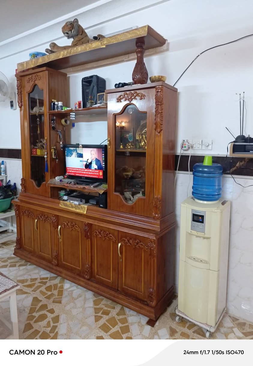 بوفية رقم واحد خشب اصلي شغل موصل صاج اصلي 
السعر ١٥٠ وبيها مجال العنوان موصل حي التحرير ج ***********
(***********)

