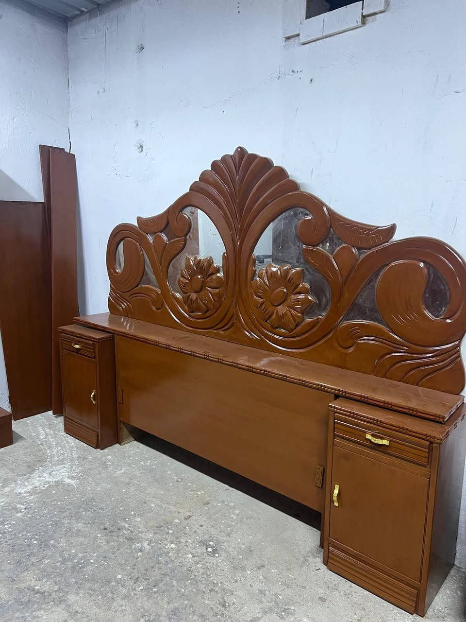 @السلام عليكم 🌹
غرفة خشب للبيع، مستخدمة 
💰 السعر: 500 ألف
🚚 الشد والنقل مجاناً داخل العزيزية
للاستفسار والتواصل: *********** 📞
