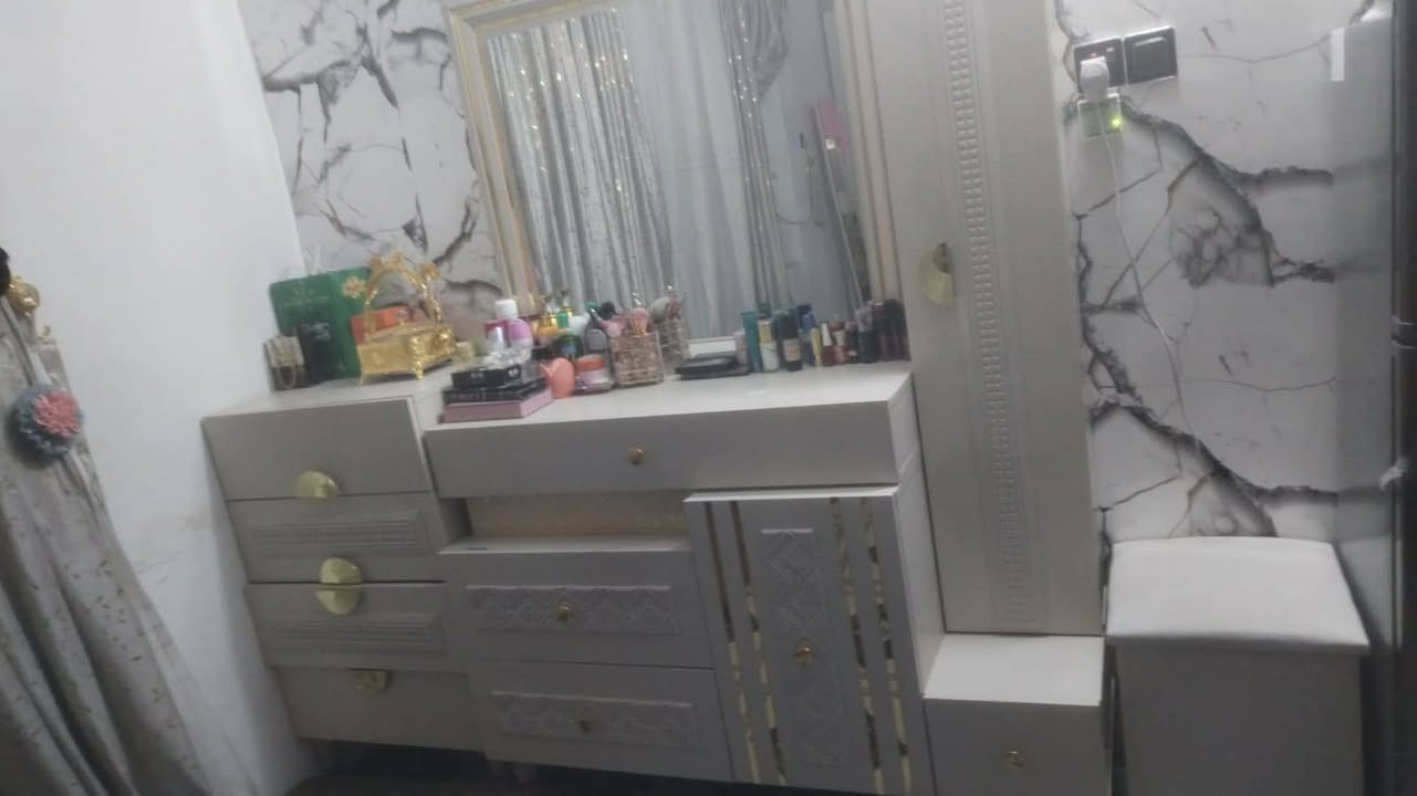 السلام عليكم 
غرفه اخشاب للبيع 
للاستفسار والتواصل ع هذا الرقم 
‏‪***********
