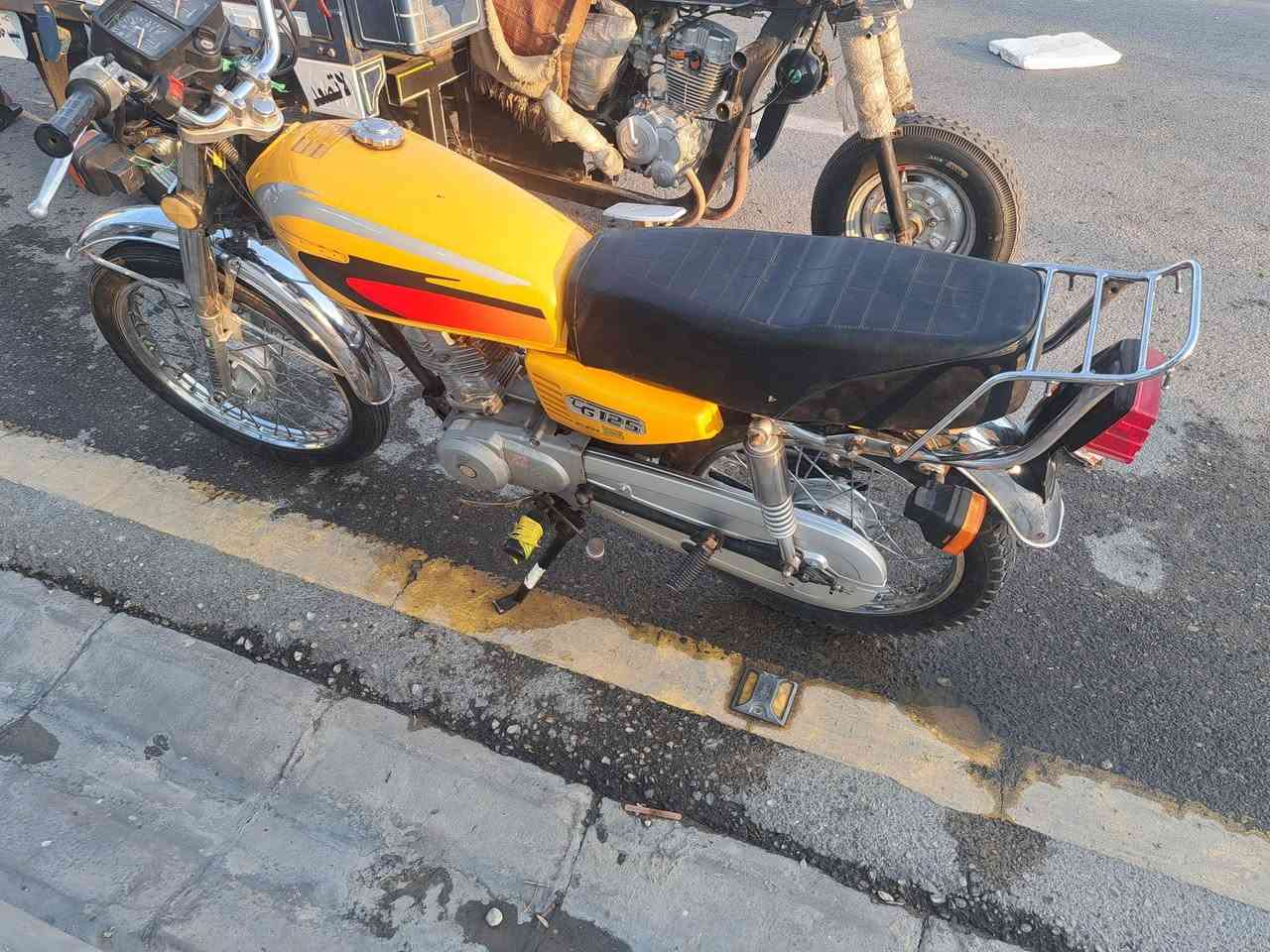 دراجه للبيع موديل 19 نامه أوراق اصوليه
دراجه جاهزه ونضيفه كهربائيات شغاله بيها بس دبلات اماميه بيهن عواج 
محرك نضيف لاتنقيص وصوت ناعم
سعره ٤٥٠ 
***********
قضاء الحي
