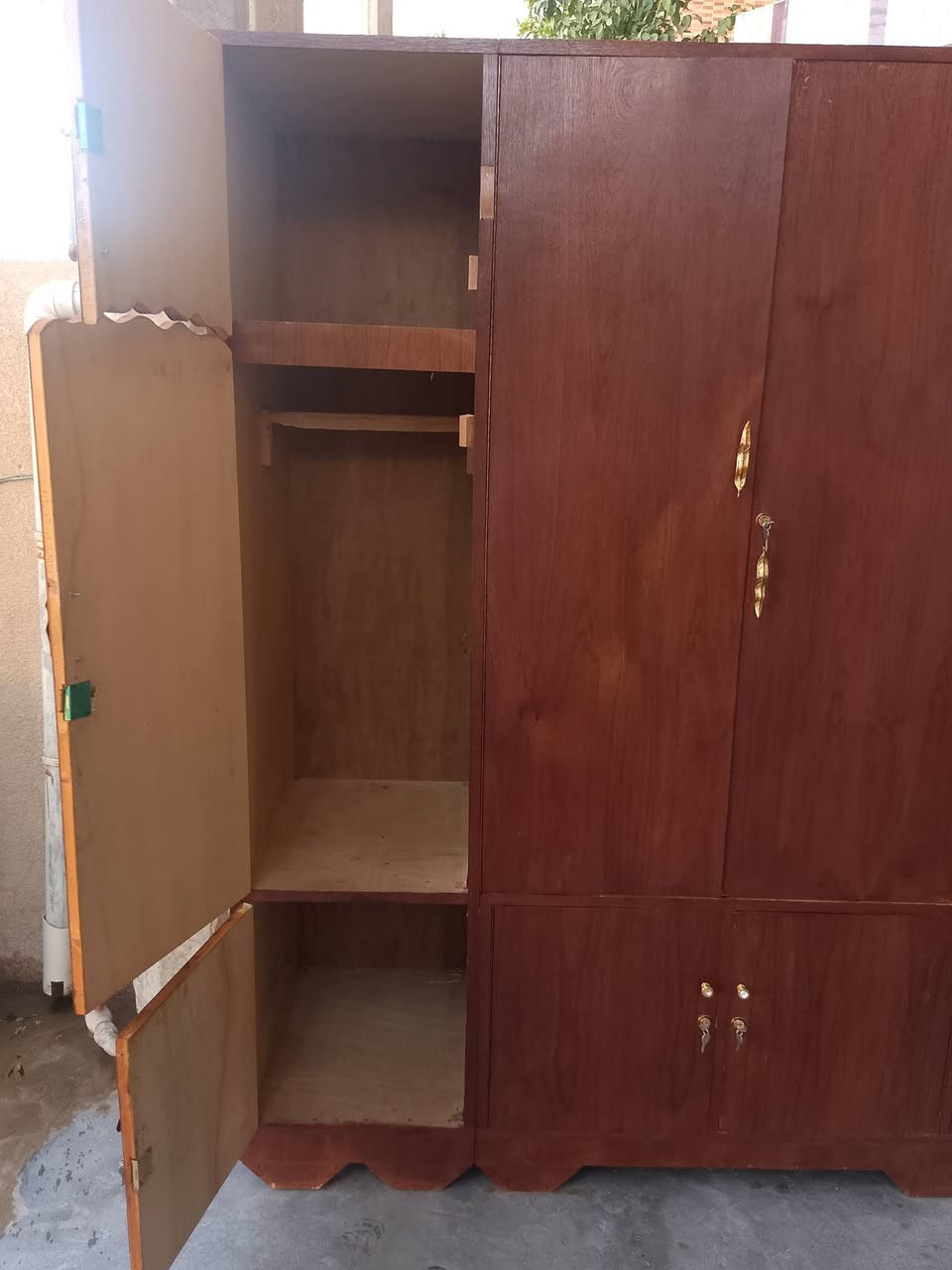 سلام عليكم بيت فرش مقبط  كلاري صاج عراقي نظيف جدا جدا جدا  بعده على وضع بلادي 3 متر استندر عمقه 60 ارتفاعه مترين 25 سنتيم مابيه نقص برغي كامل سعر300 الف العنوان كلار  كلمن يرده يتصل على الرقم رجا مو شراي لا تخابر ***********
