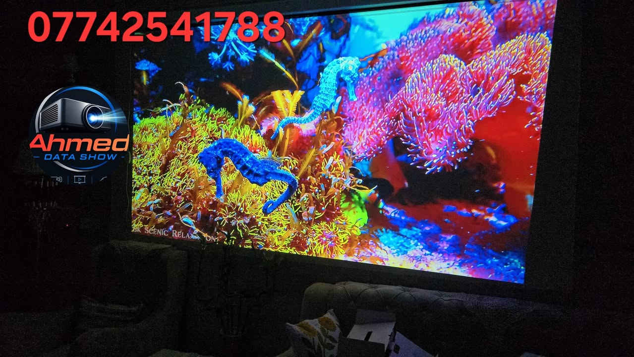 الجهاز المعروض في الصورة هو بروجكتر WiMiUS P62 الذكي يُعد هذا الجهاز من أجهزة العرض السينمائي (الداتا شو) المحمولة الممتازة للمنازل والمحاضرات، وإليك أهم مواصفاته الأساسية:التركيز التلقائي (Auto Focus): يضبط وضوح الصورة ذاتياً بشكل ذكي دون الحاجة لتعديل يدوي.تصحيح الأبعاد (Auto Keystone): يضبط زوايا وأبعاد الصورة تلقائياً لتكون مستقيمة حتى لو كان الجهاز مائلاً.الدقة والوضوح: دقة أصلية Full HD 1080p مع دعم تشغيل الفيديوهات بجودة 4K.السطوع والإضاءة: قوة إضاءة تصل إلى 700 ANSI Lumens، مما يوفر ألواناً واضحة حتى في الإضاءة الخفيفة.الاتصال اللاسلكي: يدعم تقنيات WiFi 6 و Bluetooth 5.2 لربطه بسهولة وسرعة مع هواتف الأندرويد، الآيفون، أو سماعات الرأس.المنافذ المتاحة: يحتوي على منافذ متعددة تشمل منفذين USB، منفذين HDMI، ومنفذ صوت AV ومخرج للسماعات
للحجز 
***********

#داتاشو #بروجكتر #سينما #تعليم #عارض_سينمائي #داتاشو

