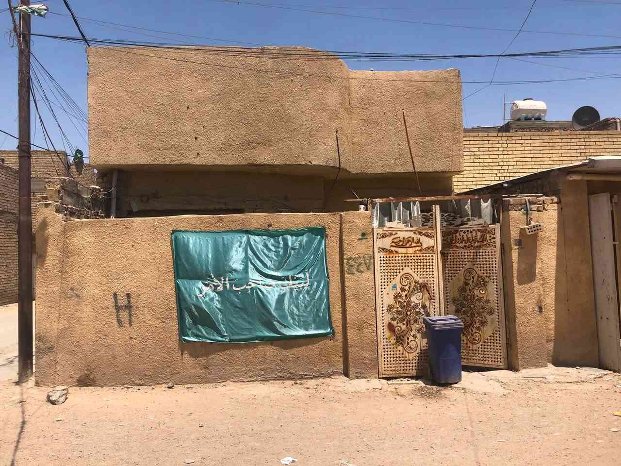 سلام عليكم بيت مساحه مية متر متكون ستقبال وهول وغرفه الطالق الثاني غرفه البيت طابوك السقف مسلح البيت مربع الجبهة 7 متر ونزال 16 متر البيت ركن سعر 65 التصال بصاحب الدار اني مكلف بلنشر ***********
