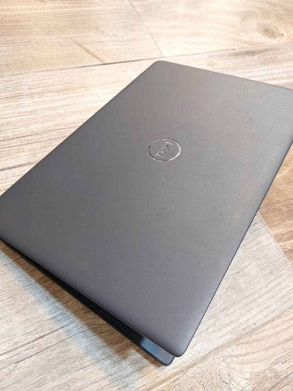 لابتوب سلم شاشة لمس خفيف حديث معالج قوي وجيل عالي DELL 3410 Ci5 جيل  العاشر    نظافة عاليه جدا اخو الجديد وعل الفحص وين متريد 
. 
 السعر ثابت 295 الف مع التوصيل والحقيبة والشاحن الأصلي  
……………………
الشاشة تاج.. لمس 
 المعالج Core i5-10 th جيل العاشر 
 ذاكرة الوصول العشوائي (الرام) 8GB 
 التخزين( الهارد) SSD 256GB 
 مقاس شاشة 14 انج دقة عالية 
 منفذ HDMI & TYPE C 
 كيبورد  عربي انكليزي
الرام والهارد قابل للتطوير 
…………………………………
*********** واتساب 
الريادة للحاسبات/ محمد الزهيري بغداد, العراق

نص مكتوب في الصور:
- شاشة لمس Dell 3410
- كور i5 الجيل 10 حجم 14
- رام 8 هارد 256ssd
- السعر 295 الف مع التوصيل
- واتساب ***********