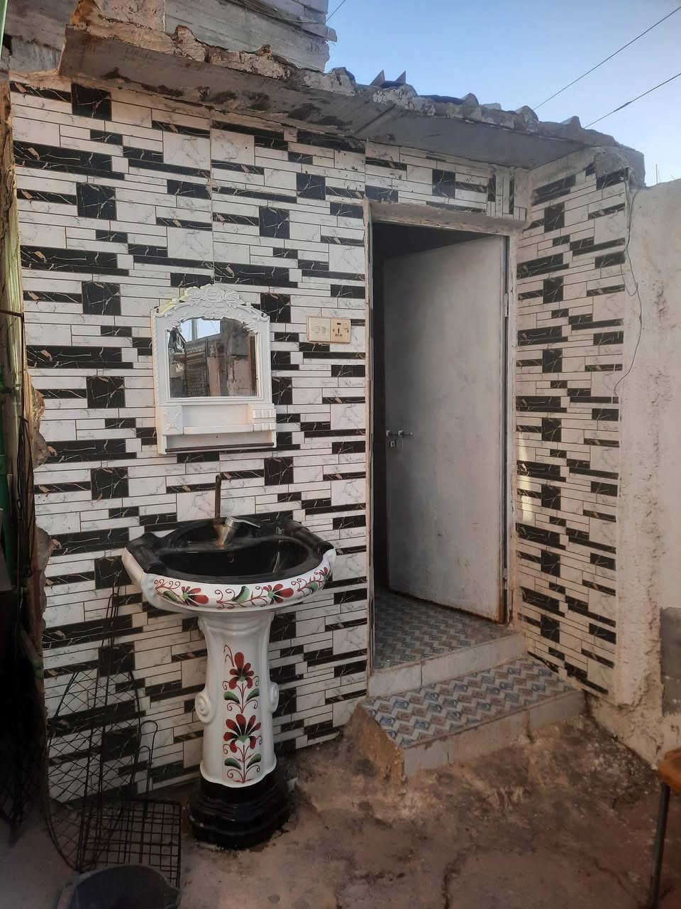 دارسكن للبيع ٢٢٠م غرف نوم ٢ صاله استقبال مطبخ كراج سياره صحيات داخل وخارج قريب من شارع العام اول مربع خلف الحسينيه حواس .ارضيه سيراميك بيع او مراوس حسب القناعه مراوس بيت ازغر وفرق للستفسار اتصل *********** عنوان خلف حسينيه حواس بصف مولد رضاالدلبوحي سعر ٥٨ ومجال قابل للعمله
