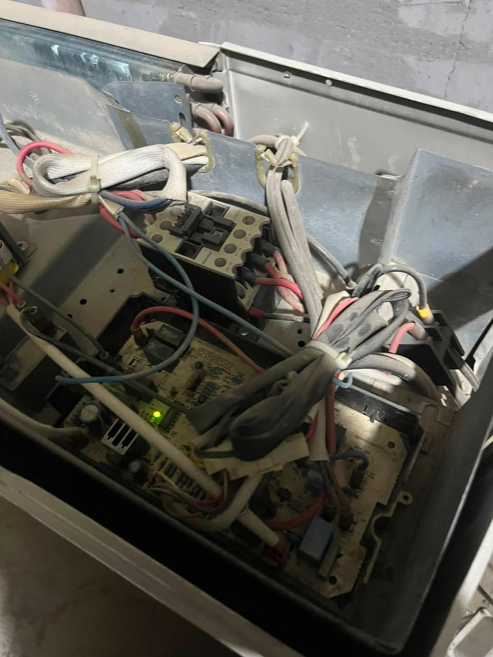 سبلت البيع 3طن ميديا تبريد يخبل نظيف تفحص وتأخذ سعر 650 ألف بيه مجال عنوان بغداد ***********
