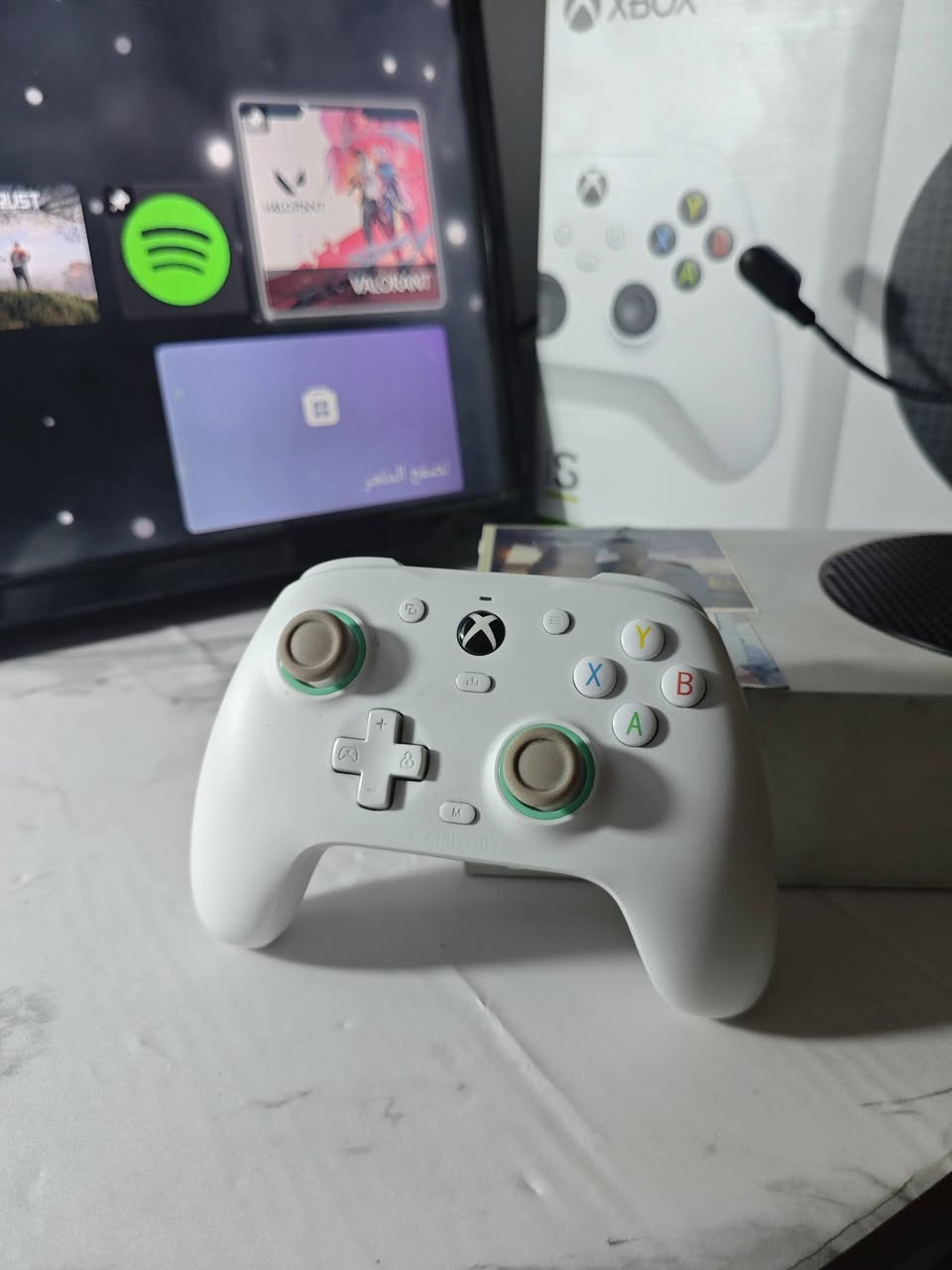 السلام عليكم ورحمه الله وبركاته جهاز Xbox Series S استخدام نضيف مع هديه سماعه  HyperX اصليه  ذاكره الجهاز 512 GB السعر 250 وبي مجال كلش بسيط الجهاز يجي ويه جوستك اصليه وملحقاته كاملات الجهاز نضيف سبب البيع ضروف للتواصل *********** مكاني بغداد الكاظميه اكدر اوصل الجهاز للاماكن القريبه عليه مجانا
