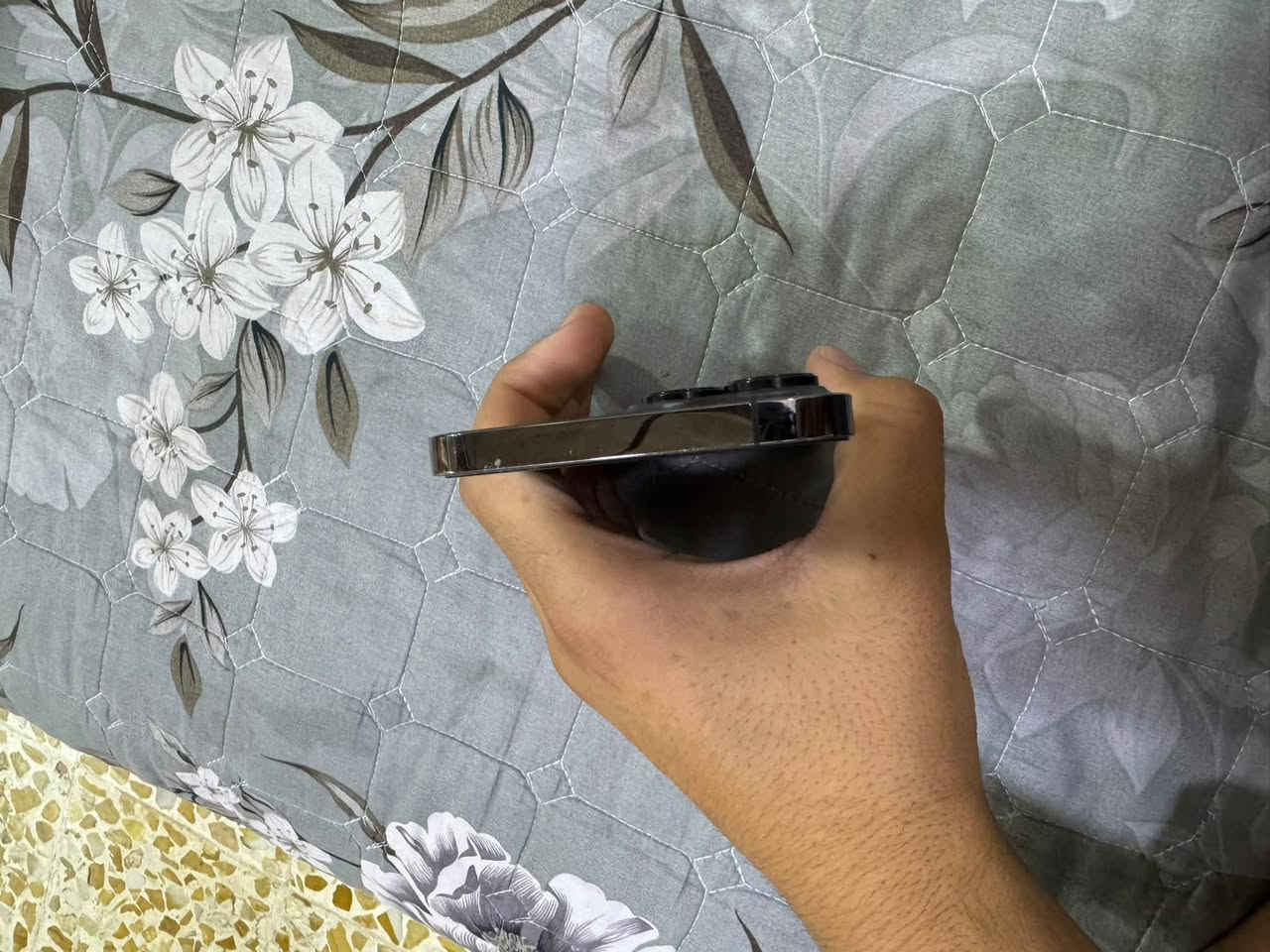 ‏سلام عليكم ‏جهاز أيفون 13 ‏Pro ماكس تك ‏سيم كارت ‏جهاز فول نظيف شاشة مامفتوحة بطارية ما مفتوح ￼￼ بطارية 🔋 77 جهاز حيل نظيف  ￼
‏أمريكي أصلي 
‏رقم الاتصال  ***********و
واتساب ***********
‏الرسائل على الخاص

￼￼￼

نص مكتوب في الصور:
- ١٢:٤٦
- حالة البطارية والشحن
- رسالة مهمة حول البطارية
- حالة بطاريتك متدنية جدًا. يمكن أن يبدل أحد مزودي خدمة Apple المعمدين البطارية لاستعادة الأداء والطاقة القصويين.
- العثور على خيارات الخدمة...
- الحد الأقصى للقدرة
- ٪٧٧
- هذا قياس لقدرة البطارية مقارنة بقدرتها عندما كانت جديدة. قد تتسبب القدرة المنخفضة بتقليل ساعات الاستخدام بين عملية الشحن والأخرى.
- أقصى قدرة للأداء
- ستساعد الأنظمة المضمنة في النظام والمكونات في تخفيف آثار الأداء التي قد تلاحظها أثناء التقدم الكيميائي في عمر بطارية iPhone.
- شحن البطارية المحسن
- للحد من استنزاف عمر البطارية، يتعلم الـ iPhone من عادات الشحن اليومية، بحيث ينتظر ولا يتجاوز ٨٠٪ حتى يحين موعد حاجتك إلى استخدامه.