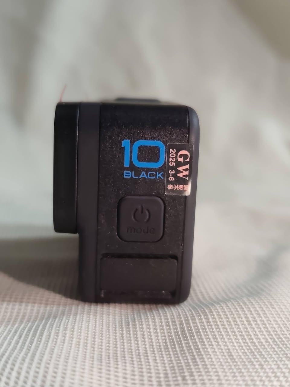 جديدة ممشتغلة بعدها باللزكات واذا بيها شخط تاخذها بلاش
السعر (350 الف)💲💲
للتواصل ***********

🎥 GoPro HERO10 Black
دقة الفيديو: تصل إلى 5.3K
معدل الإطارات: حتى 60fps بدقة 5.3K
4K: حتى 120fps
2.7K: حتى 240fps
الصور: 23MP
التثبيت: HyperSmooth 4.0
الشاشات: شاشة أمامية ملونة + شاشة خلفية لمس
المعالج: GP2
التصوير الليلي: Night Lapse وميزات تصوير منخفض الإضاءة
مقاومة الماء: حتى 10 أمتار بدون غلاف إضافي
التحكم الصوتي: نعم
Wi-Fi وBluetooth: نعم
نقل الملفات: عبر USB-C وتطبيق GoPro Quik
البطارية: Enduro متوافقة، وتوفر أداء أفضل في البرودة مقارنة بالبطارية القياسية
العدسة: قابلة للتبديل، ومتوافقة مع بعض ملحقات GoPro MAX Lens Mod
الأبعاد: تقريبًا 71.8 × 50.8 × 33.6 ملم
الوزن: حوالي 153 غرام
أبرز ميزة: تصوير 5.3K/60fps مع تثبيت HyperSmooth 4.0، وهذا يخليها ممتازة لتصوير قيادة الدراجة والمحتوى الاحترافي.
