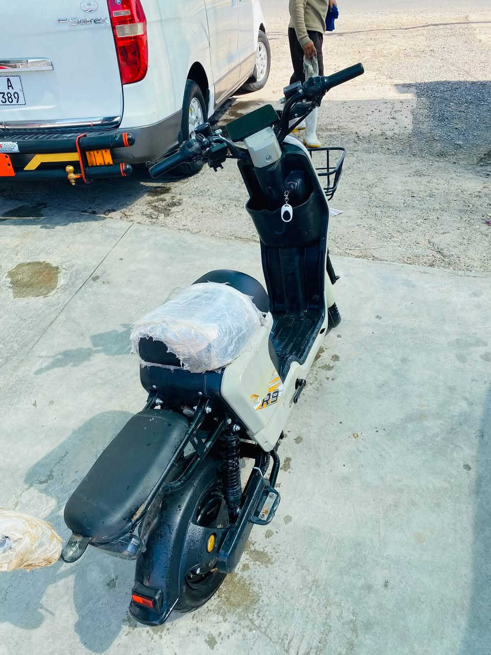 السلام عليكم
موطور شحن R9شركه الريان 

بطاريات 26 أمبير شركه ريان 

بسعر ((250))وبي مجال 

شاحنه شركه 

لايت عالي وناصي 

اشاير يمين ويسار 

هورن 

بك نظام R

كامل مكمل 

شرط عل فحص 

ملاحظه ////

موطور بي سكليتر يعوزه تصليح يمشي بس يعوزه تصليح //

هـ***********
