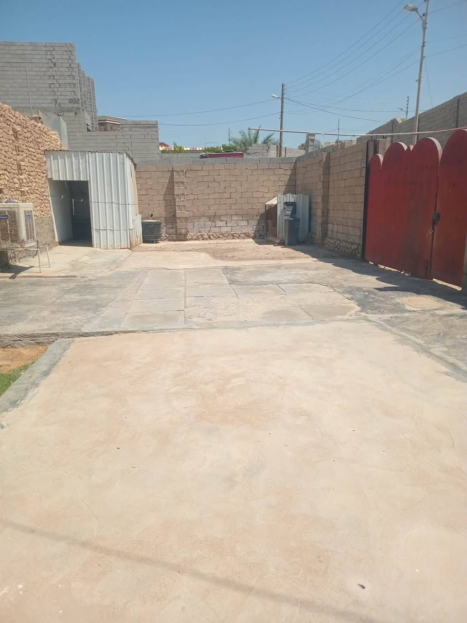 بيت للبيع
قطعه   مساحتها فوك450متر
مع بيت  متكون من غرفتين ومطبخ وصاله  وصحيات خارجيه 
 العنوان الصديقيه قرب جامع دار السلام
رقم الهاتف***********
مكلف نشر اتصل عل رقم
رسہولہ ابن دلہيہم
