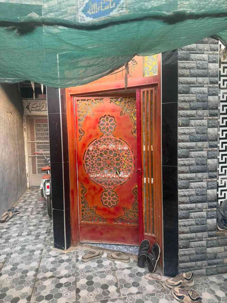 ‏بيت معروض للبيع في حي الزهراء المساحة 100 يواجهه خمسة والن نزال 20 البيت يحتوي الطابق الأول على غرفة نوم وصالة ومطبخ وبني والطابوق الثاني غرفة نوم￼ طابو صرف اتصال والاستفسار على هذا الرقم *********** سبعة
