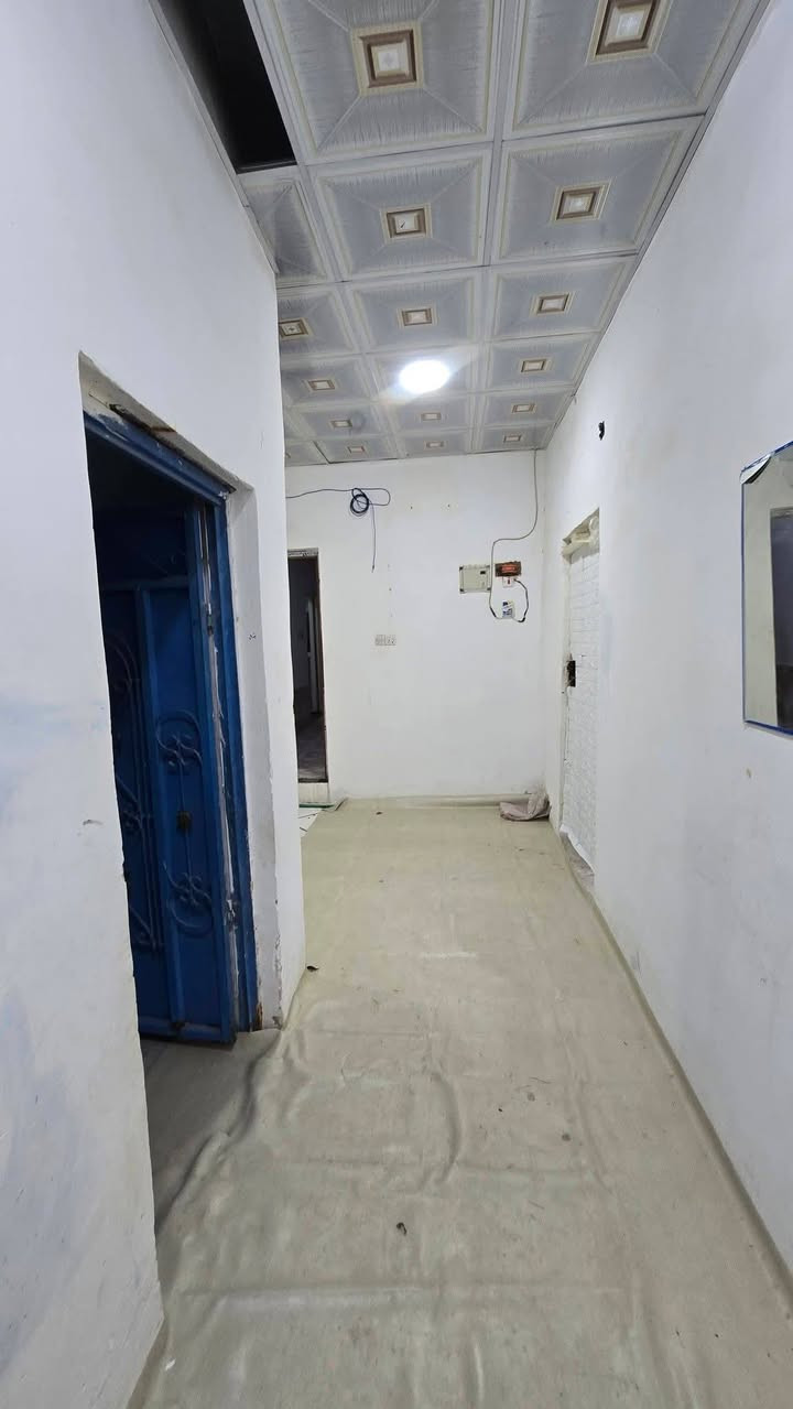 بيت للايجار ابو الخصيب طريق الصحراء قرب جامع سيد الشهداء سعر البيت 350 مساحة 200 م يحتوي 3 غرف (غرفة ماستر )وصالتين واستقبال  يحتوي مطبخ  وصحيات  وحديقة خلف المنزل بيه خط مولد 4 امبير مجاني البيت قريب على الشارع العام ***********
