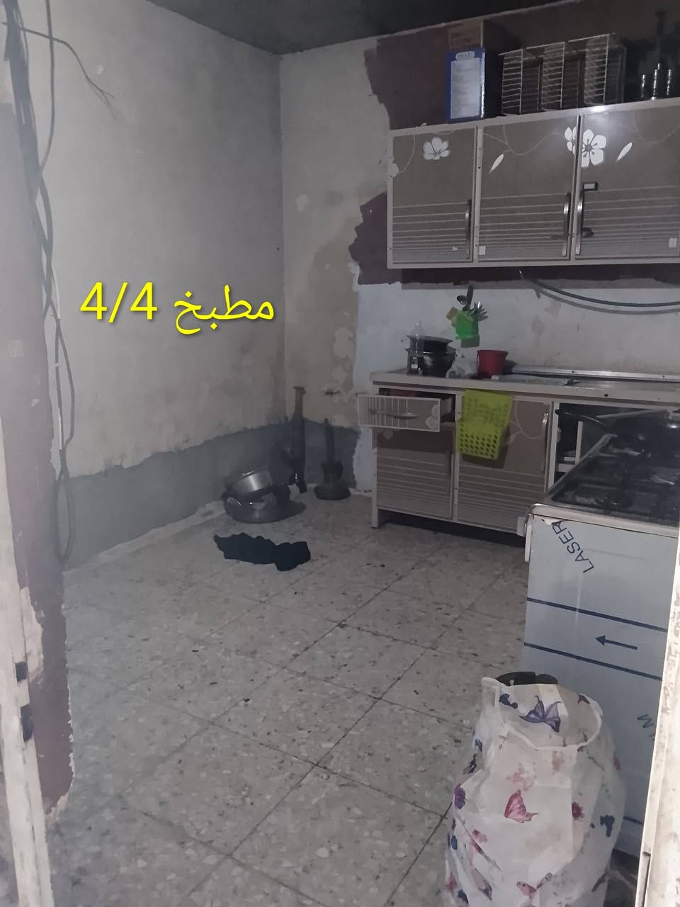 سلام عليكم بيت للبيع واجهية 10 ونزال 16 متر بي حوش جبير وحديقة وستقبال ومطبخ سكف سندويش الغرفة عكادة البيت كامل مي وكهرباء ومجاري كلة جديدة مطبك كاشي واصل للحوش 
العنوان شهداء العبيدي يم مدرست رفيدة بل زراعي بيت واجهيتة علة شارع الخدمي ركن سعرة 50 
***********
