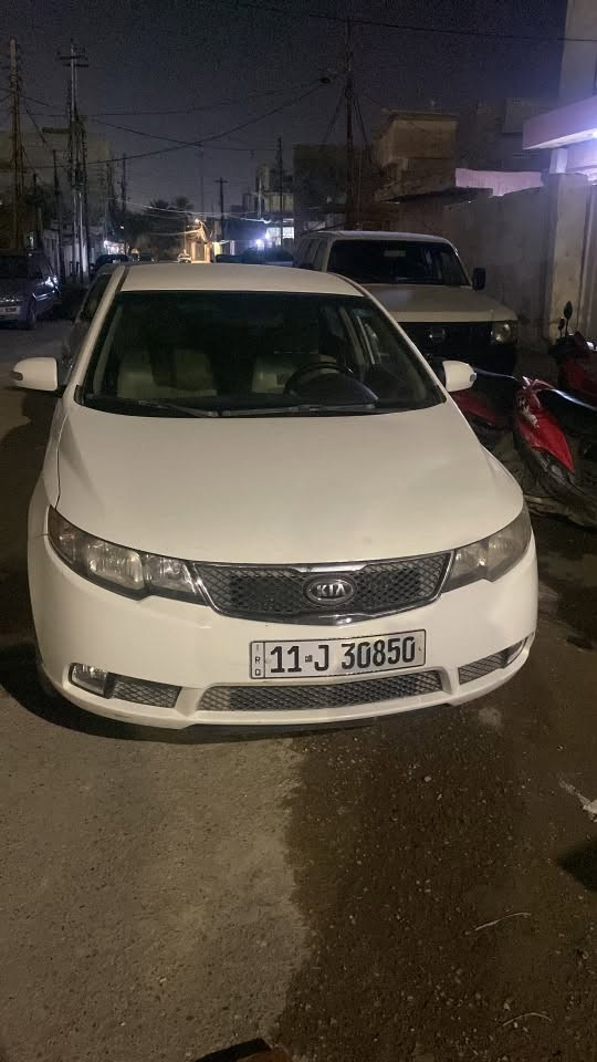 سلام عليكم 
للبيع سيراتو ابيض 2011 خليجي 
رقم بغداد انگليزي بأسمي 
1600 دوش
مكينه وگير شرط 
داخل كشنات جلد بس مغلفهن اسود والسگف هم اسود 
تدفئة 🔥
تبريد ثلج ❄️ 
تحكمات ستيرن 
اشاير بالمري 
تدفئة كشنات 
حساسات خلفيه
كامره موجوده بس ينرادلها شاشه 
نظام ايكو

    السيارة بحالة جيدة وجاهزة للاستخدام اليومي

سونار موجود بالصور السياره صاحبها ناسي البنيد مفتوح وضارب القماره 
عارضها ب 90$ وبيها مجال 
مكاني بغداد الغزالية
*********** واتساب
