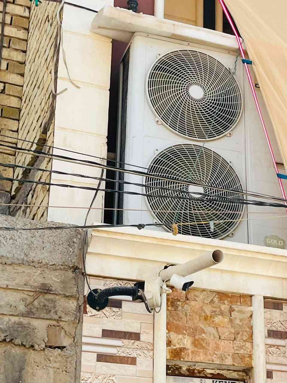 سلام عليكم.
سبلت   3 طن دبل ڤان الدفع مالته كلش قوي بحالة الوكاله ما داخل تصليح حته الغاز مالته مال الشركه مستعمل بس موسمين فقط. السبلت مشدود تجي تفحص و تشوف بروته ثلج. 
السعر : مليون 
مكان كربلاء 
***********
