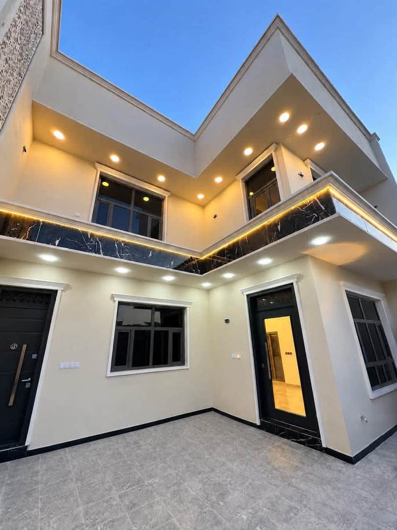 فرصة ذهبية للبيع | منزل طابقين بتصميم حديث ✨
📍 الموقع: دور الزراعة الثآلثه 
📐 المساحة: 180 متر
📜 النوع: طابو زراعي (سند 25 ملك صرف)
🏠 تفاصيل توزيع البيت:
 الطابق الأرضي:
 استقبال واسع للضيوف
 مطبخ مجهز
 صالة معيشة مريحة
 غرفتي نوم (2)
 صحيات داخلية وخارجية
 الطابق الثاني:
 غرفتي نوم (2)
 صحيات
 سطح واسع
✨ المميزات والديكورات:
 ديكورات نقوش مغربية فاخرة تضفي لمسة جمالية أنيقة.
 منظومة إنارة مخفية حديثة تبرز جمال التفاصيل.
📞 للاستفسار ومزيد من التفاصيل، يرجى الاتصال على الرقم:
📞 *********** 📞
أو تفضلوا بزيارة مكتب الحمداني للعقار.
☎️ *********** ☎️

نص مكتوب في الصور:
- مكتب جبل النور
- بكتب جبل النور