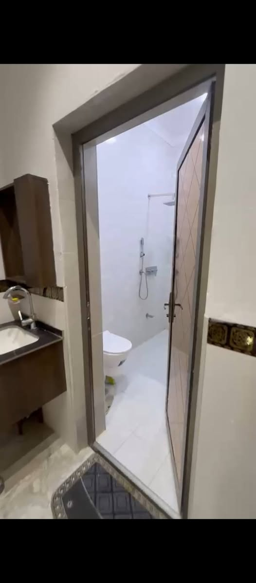 🏡 دار للايجار الشهري مميز في البياع – قطر الندى يصلح مكتب محاماة 
📍 موقع استثنائي: في منطقة قطر الندى – البياع، مقابل محكمة جنح البياع مباشرةً، 
بموقع حيوي ومناسب للاستثمار والأعمال.

📐 المساحة: 160 م²
🏠 بناء حديث – طابق ونصف – مؤثث بالكامل

✨ تفاصيل الدار:
• غرفة ضيوف
• صالة كبيرة ومريحة
• غرفتان نوم
• صالة كبيرة في الطابق العلوي
• مطبخ
• 3 صحيات
• 4 أجهزة سبالت إنفيرتر اقتصادية
• منظومة كاميرات مراقبة
• إنترنت
• تشطيبات وتجهيزات حديثة
مع خط سحب كامل

💼 يمتاز الدار بموقعه التجاري والمهني، ويصلح بشكل ممتاز لـ:
🔹 مكتب محاماة
🔹 شركة استثمارية
🔹 مكتب شركة أو مؤسسة اخرى

⭐ فرصة مميزة لمن يبحث عن عقار بموقع حيوي يجمع بين الأعمال التجارية والاستثمار.
للاستفسار *********** واتساب
