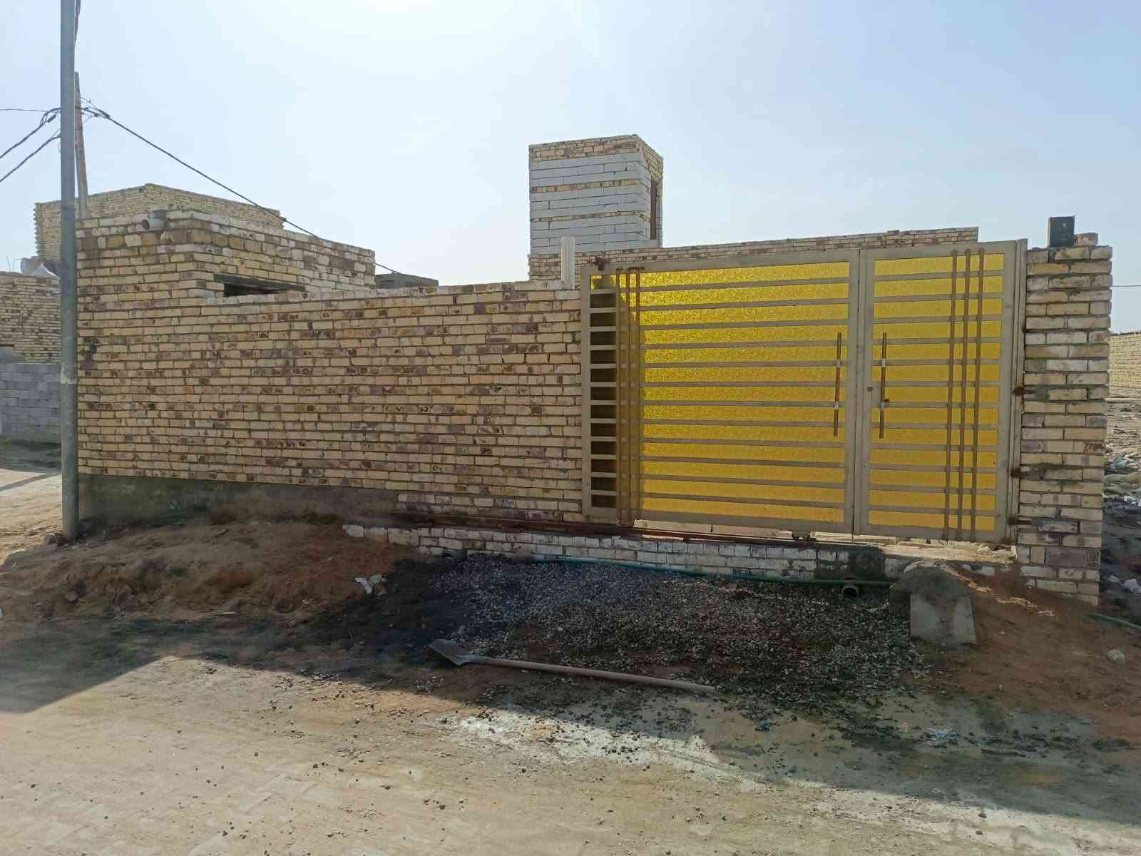 بيت 200 متر ركن في حي الامين شارع المصطفى بعده مكامل سعره 55 وبيه مجال 
الاساس صب كونكريت البناء كله طابوق 
يتكون من غرفتين وصاله ومطبخ وصحيات داخليه وخارجيه سطح شتايكر الصاله الثانيه والاستقبال فقط اساس تأسيس كهرباء وماء ومجاري كامله
***********
