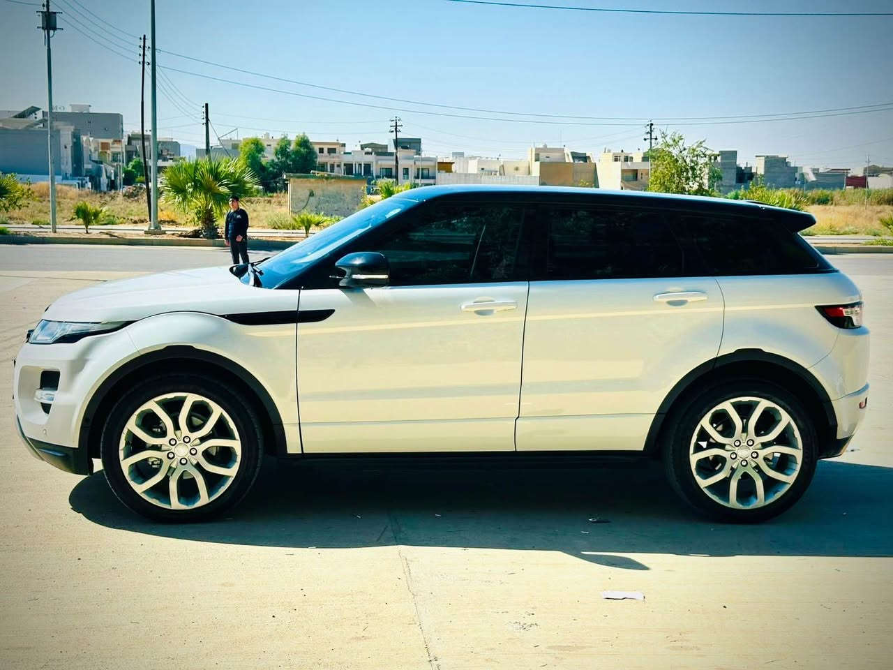للبيع رنج روفر إيفوك 2013 🔥
Range Rover Evoque  v4 2.0 Turbo AWD
الموديل: 2013
خليجي زيرو ارببل شركة سردار (ضمان دولي) 2 سويج بصمة بلادي موجود
سيارة كفالة عامة دعامية ل دعامية ب شرط
اللون: أبيض بسقف أسود
المحرك: 2.0 تيربو بنزين
سعر : 125$ ورقة
الدفع: رباعي دائم (AWD) بها 12 ايرباك
المواصفات: (سقف بانوراما كامل ، صندوق شفت، داخلية جلد احمر و اسود فاخر ، تشغيل بصمة ودخول ذكي 4 ابواب بصمة ، كاميرا خلفية ، حساسات أمامية وخلفية ، شاشة معلومات وترفيه ، بلوتوث + USB + AUX ، أنوار زينون مع LED ، مثبت سرعة ، مكيف أوتوماتيك ثنائي التحكم ، نظام Terrain Response ، تحكم كامل من المقود ، جنوط رياضية حجم 20 ، فرامل إلكترونية (EPB) مع Auto Hold ، ABS وESP ووسائد هوائية متعددة … الخ أربيل, العراق
