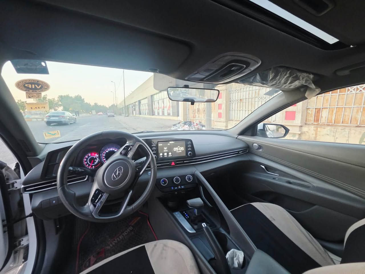 النترا ELANTRA 
2023 
خليجي
المسافة المقطوعة : 72.000KM 
فتحة 
حساسات 
مري شفط 
تبريد قطعتين
واير لس
مكينة 2.0 دوش المرغوب 
سيارة بدون صبغ بدون بارد 
بيه ملاحظات بسيطة
صدر جديد وتخم تايرات جديدة
العنوان بغداد   حي الحسين
رقم الهاتف : ***********
