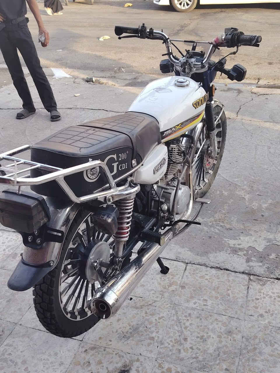 دراجه إيراني للبيع موديل 24 
الدراجه 5 گير مكينتها حجم 200cc اوراقها موجوده منفيس بيها نضيفه بيها نقوصات بسيطه 

تايرات كله جديد زنجيل بكره خلفيه واماميه  جدد تانكي وصفاحيات جدد الواقيه مال الزنجيل موجوده اني ما شادها 

السعر 500 وبيها مجال مكاني الدوره 

موشراي لاتعلق 

للاستفسار *********** واتساب فقط
