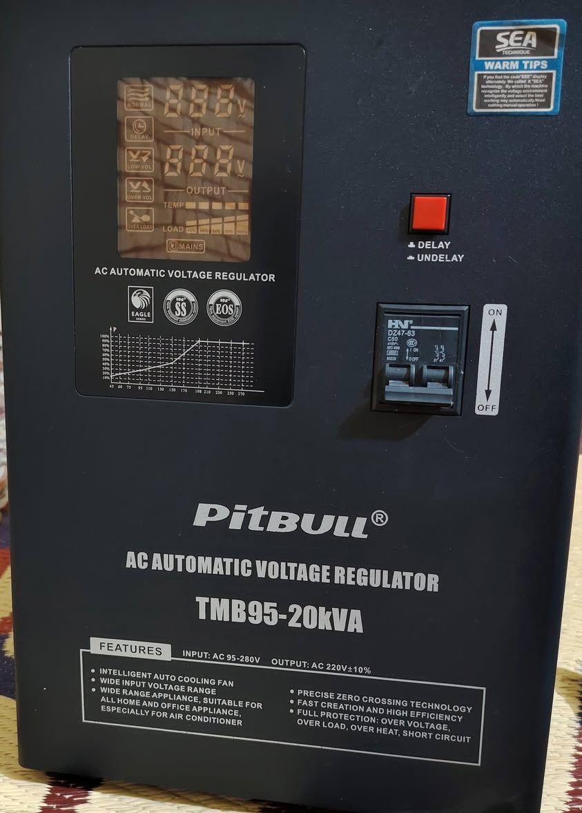 ياالله​ للبيع⚡ منظم فولتية تلقائي (Pitbull) قدرة 20kVA للبيع ⚡
​للبيع منظم كهرباء بحالة ممتازة ومواصفات قوية جداً تتحمل أعطال وهبوط الكهرباء:
​الماركة والنوع: Pitbull - AC Automatic Voltage Regulator (TMB95-20kVA).
​نطاق دخول الكهرباء: واسع جداً يبدأ من 95V إلى 280V (يعني يرفع الكهرباء حتى لو كانت ضعيفة جداً).
​إخراج الكهرباء: مستقر ومضبوط على 220V (±10%).
​المميزات:
​مروحة تبريد أوتوماتيكية مدمجة للحماية من السخونة.
​شاشة رقمية LED لتوضيح الفولتية الداخلة والخارجة ونسبة الحمل.
​نظام حماية كامل ضد: الفولتية العالية، الفولتية الواطئة، التحميل الزائد (Overload)، والارتفاع الشديد بالحرارة.
​زر تحكم بالتأخير (Delay / Undelay) لحماية الأجهزة عند رجوع الكهرباء.
​مناسب جداً وتشغيل ممتاز للسبالت والأجهزة المنزلية والمكتبية.
​قاطع دورة أوتوماتيكي (Breaker) مدمج للحماية من الشورت.
​يأتي مع الصندوق الخشبي الأصلي للحفظ والنقل.
​
📞 للتواصل: [*********** أو المراسلة على الخاص]

