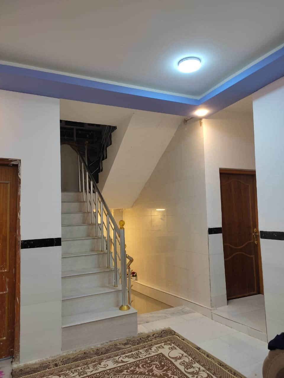 📍كربلاء حي الحر📍
بيت مساحة 157 ونص بالسند/ واقع الحال يوصل لل 165 متر طابو صرف موقع مميز على سايدين مقابل ملعب خلف السوق مال حي الحر 
تتوفر كافة الخدمات 
مدارس نفس الشارع 
البيت ‼️يحتوي على شقه معزوله ‼️عن البيت تماماً تصلح للايجار 
 6 غرف نوم ✅
3 صاله✅ 
2 مطبخ✅ 
1 استقبال ✅
4 صحيات ✅
2 منور✅ 
الارضيات مرمر 
الجدار سيراميك للسقف 
السقوف ديكورات مغربي 
18 دنكه كونكريت مسلح

للاستفسار ☎️ وتساب /.  ***********
