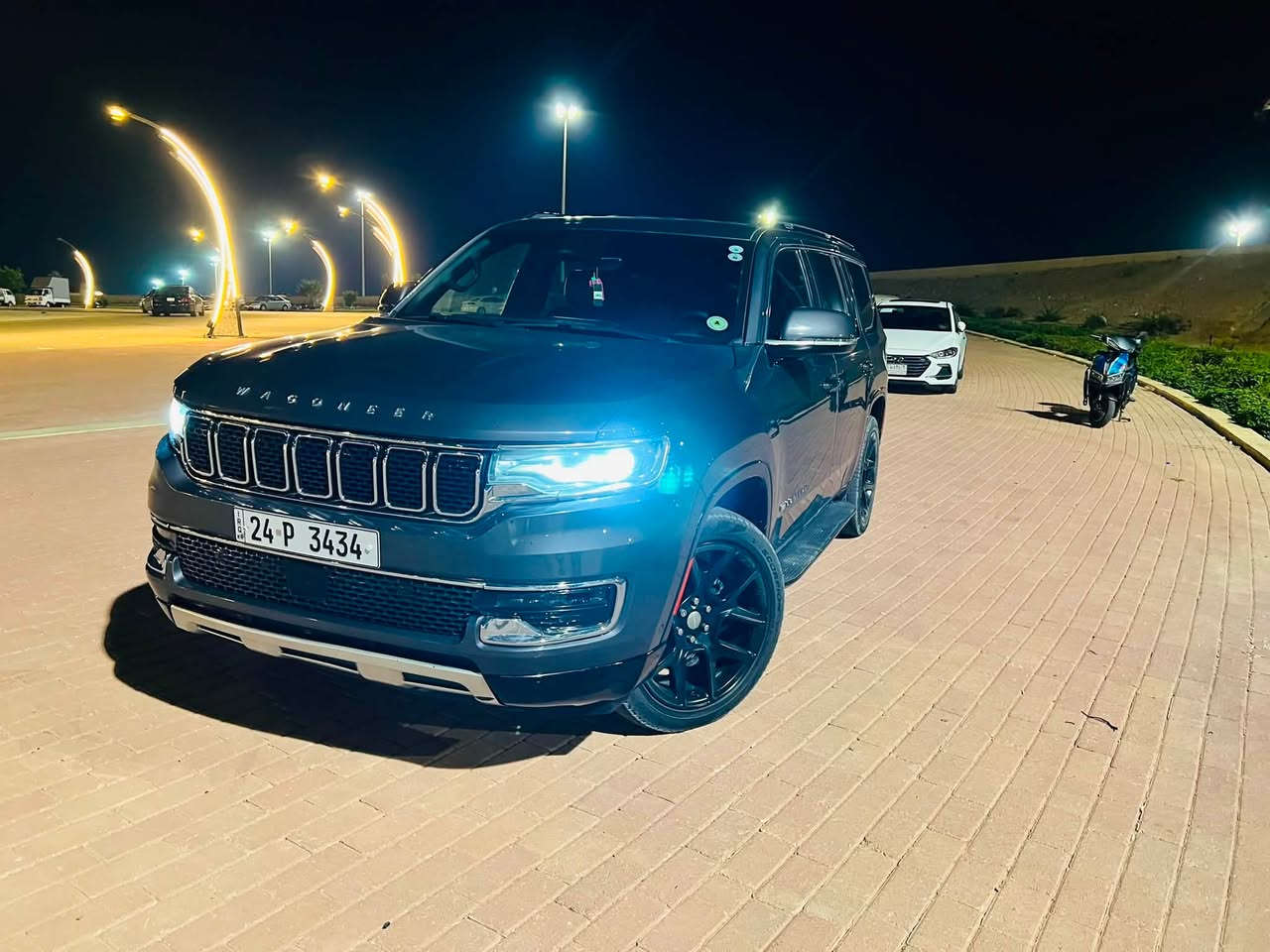 ✨ للبيع | Jeep Wagoneer 2022 ✨
🇺🇸 وارد أمريكي

للبيع جيب واكنر 22 موديل 

🚙 فئة فخمة جيب واكنر Full Option

✅ محرك HEMI 5.7L V8 ثمانية سلندر

✅ فل مواصفات (ما عدا فتحة السقف)

✅ 7 مقاعد جلد فاخر

✅ مقاعد كهربائية مع خزن (Memory)

✅ تدفئة وتبريد للمقاعد الأمامية والخلفية

✅ تبريد مركزي قوي

✅ شاشة كبيرة متعددة الوظائف

✅ شاشات خلفية للركاب

✅ كاميرات 360 محيطية

✅ رادارات أمامية وخلفية مع تنبيه

✅ رادار بالمرايا + إشارات بالمرايا

✅ نظام الخروج عن المسار (Lane Assist)

✅ خمس وضعيات قيادة مختلفة

✅ جير إلكتروني (Mouse Shifter)

✅ ستيرن كهربائي متحرك مع تحكم كامل

✅ بدالات البنزين والبريك كهربائية

✅ دخول ذكي + تشغيل بصمة

✅ بصمات على الأبواب

✅ باب خلفي كهربائي مع شفط

✅ داخلية فخمة صاج

✅ منظومة صوت BOSE الأصلية

✅ لايتات زينون أصلية

✅ ويلات 22 إنج بلاك أسود بلادي

✅ جميع المواصفات المعروفة للواكنر الفل

📍 الممشى 60  ألف مايل فقط

📍 رقم دهوك المميز 3434 (شمالي)

⚠️ ملاحظة:

ضرر أمريكي خفيف بالمقدمة، البونيد شبرين تقريباً، مصلح بنفسه بنيد فقط، والأربكات سليمة 100%.

💰 السعر:300الف دولار 

يعني 300 $ ورقه 

(قابل للتفاوض بالمعقول)

📞 الهاتف:***********

***********

🔥 سيارة تجمع بين الفخامة والقوة والراحة، نظيفة جداً وجاهزة للفحص بأي مكان
