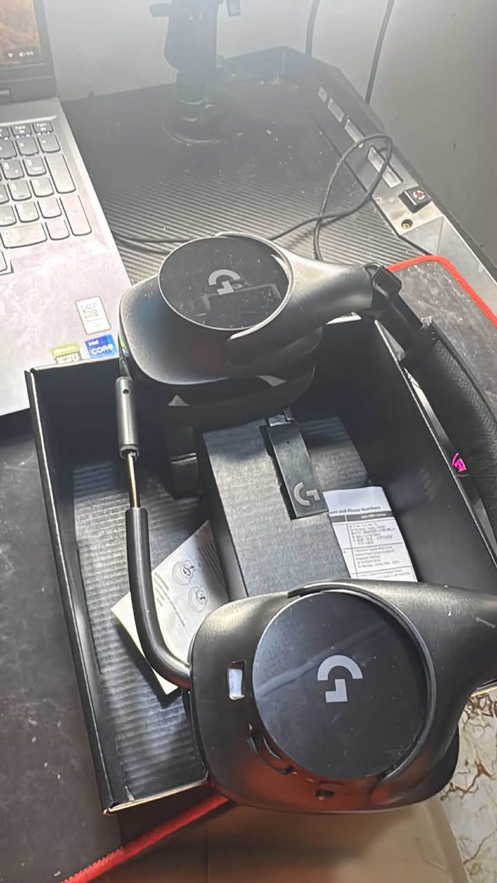 للبيع سماعة Logitech G533 Wireless
مستخدمة قليلاً وبحالة ممتازة (نظيفة جداً).
المواصفات التقنية:
نظام الصوت: تدعم تقنية الصوت المحيطي DTS Headphone:X 7.1 مع مشغلات الصوت المتقدمة Pro-G™.
 
الاتصال اللاسلكي: تقنية لاسلكية بتردد 2.4 GHz بمدى يصل إلى 15 متراً، توفر صوتاً بدون تأخير (Lossless Audio).

البطارية: بطارية قابلة لإعادة الشحن تدوم حتى 15 ساعة من الاستخدام المتواصل.

  الميكروفون: ميكروفون مزود بتقنية إلغاء الضوضاء (Noise-Canceling)، مع فلتر مدمج (Micro Pop Filter)، وميزة الكتم التلقائي عند طي المايك للأعلى.
 
متوافقة مع أجهزة PC و PlayStation.

سعرها 125 الف وبيها مجال
مكاني البصرة للتواصل ***********
