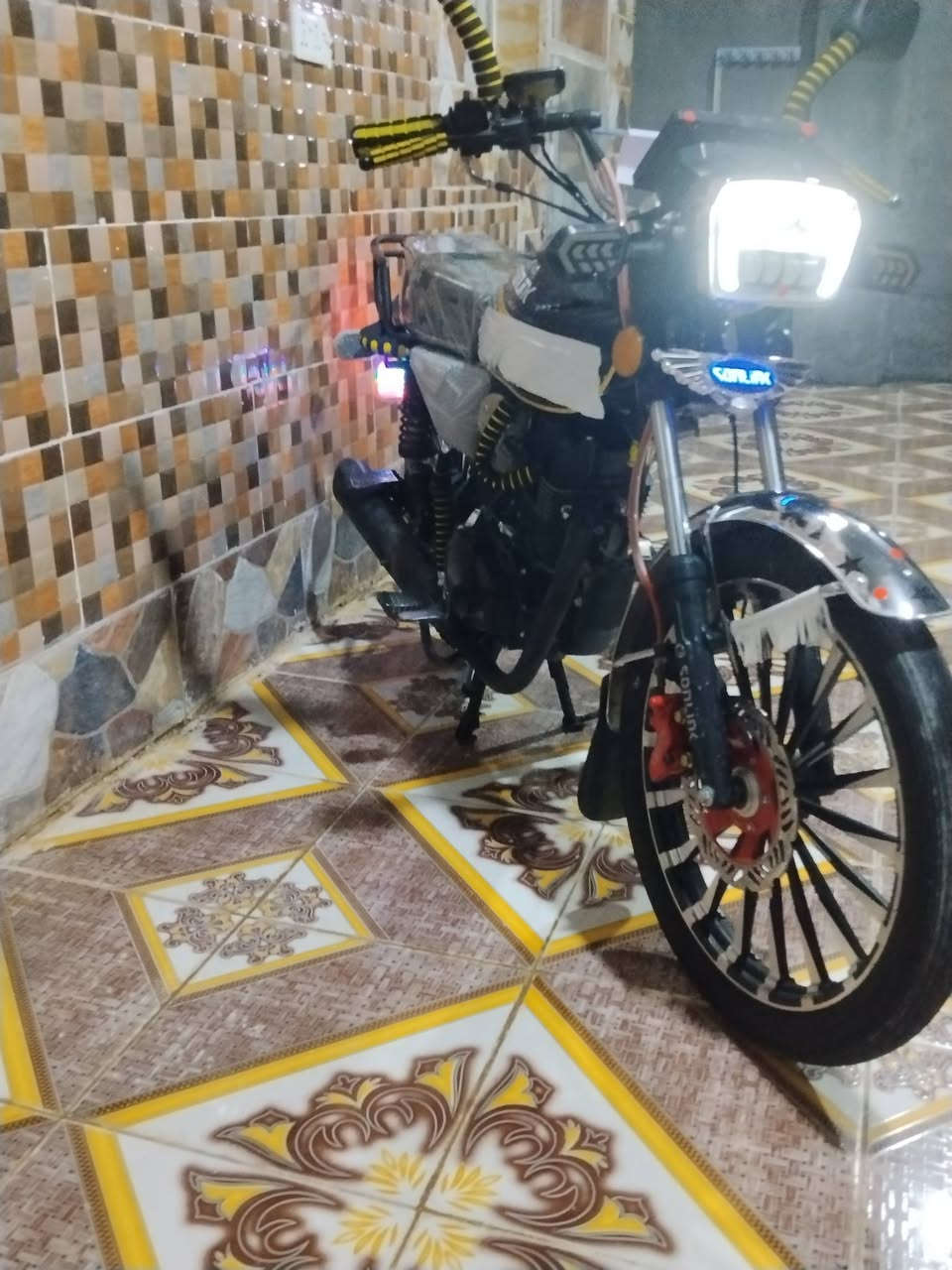 سلام عليكم 
متاح دراجه سونك 
2025 
حجم المحرك 200c
زنجيل 
الدراجه نضيفه خير من الله  ،
مكانها راوه 
سعرها 935 
التواصل على الرقم ***********

لمو شراي لا يجي يكوم يتفلسف براسي
