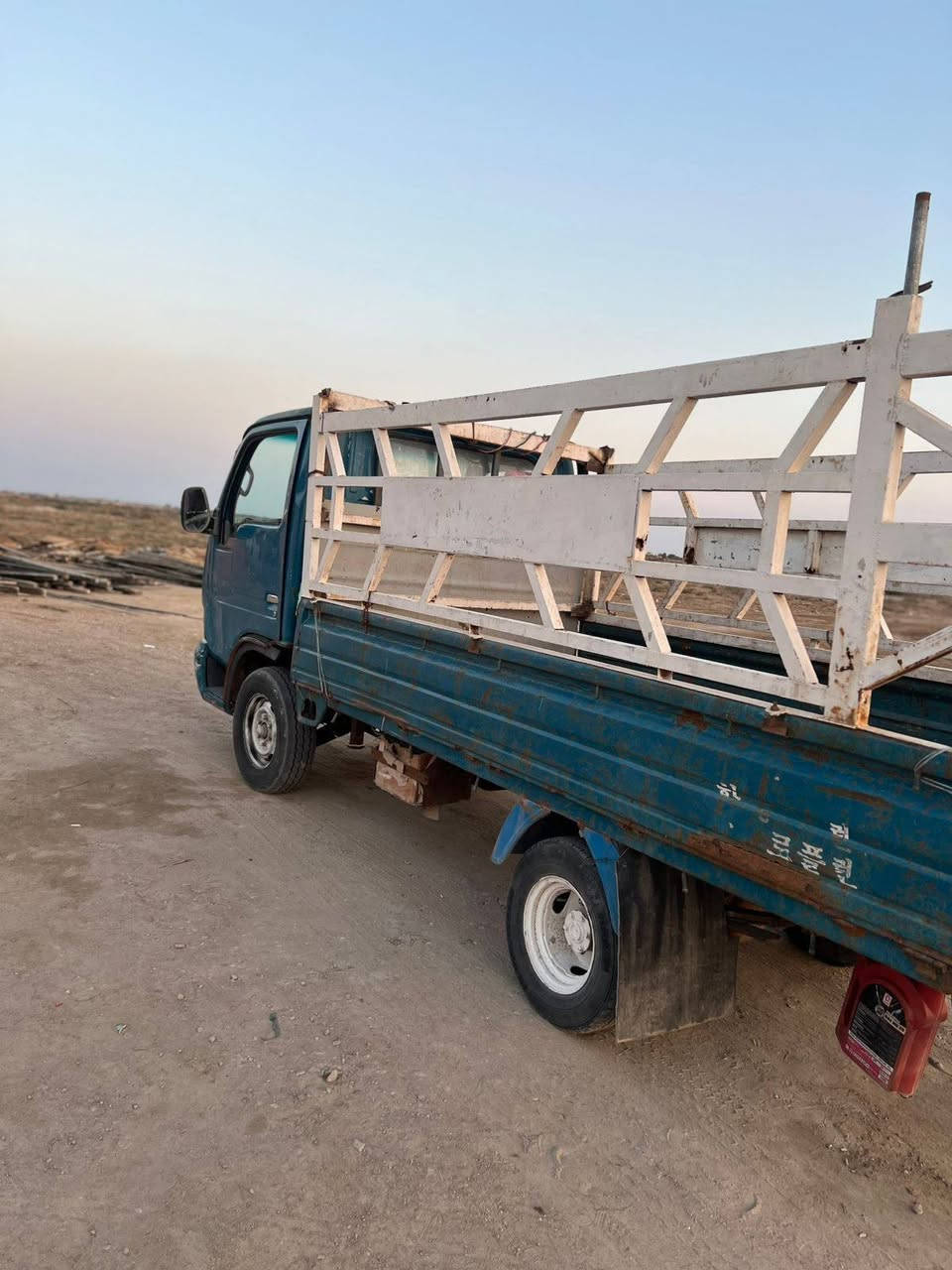 سلام عليكم 
كيا سامسونك موديل 2000 محركها مال بنكو 2700 سياره بسمي سنويتها لل 30 رقمها انكليزي  سياره فقط كشرتها شوفت عينك.    للبيع او مراوس بكيا بنكو وانطي فرق 

مكاني سماوه ***********
